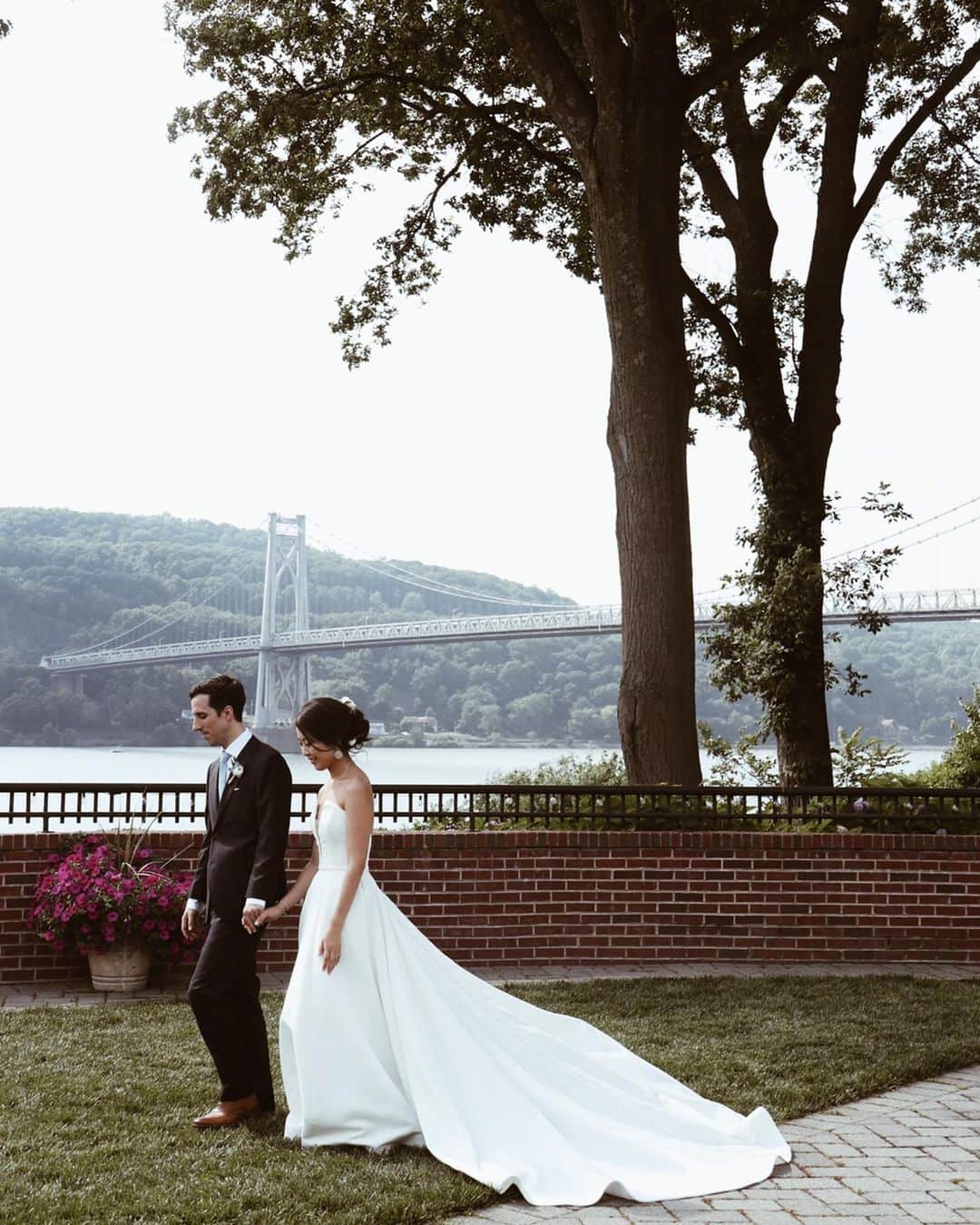 のインスタグラム：「生まれた時から一緒に育った、同い年のありさの結婚式は特別だった。﻿ 家のすべての場所でかくれんぼをして、庭に基地を作って、お姫様ごっこしたり、並んで本を読んだり、色んなものに共に憧れてきたけど、﻿ 昨日のありさは、2人で話してきた全ての夢を叶えてた。﻿ ﻿ ケーキデザイナーの彼女が自分で作ったウェディングケーキも、異国の地で最愛の人や素敵な仲間に囲まれて暮らす姿も、この日の天気すら、両親さながら誇らしい。﻿ ﻿ ここに来られてよかったな。﻿ ﻿ ﻿  #AlisaSuzuki #wedding #weddingparty #雷予報からの晴天 #NEXTWEEKEND #小仕事マルシェも天気予報覆った #来てくださったかたありがとうございました #今日の小仕事 #花嫁小仕事」