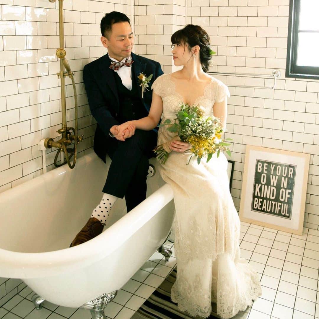 のインスタグラム：「・ ・ @hotel_emanon_wedding  大好きなスノボをやりたい！ 純粋にその気持ちだけで 乗り込んだワゴン みんなが初対面同士 ”はじめまして”から始まった相乗りの旅 ・ その中にあなたはいました ・ 長旅をともに過ごした私たち 滑りのスタイルが似ていたから いつの間にか スノボをする時はいつも一緒 ・ 次いつ行く？ そんな約束が当たり前になっていた ・ ・ 大好きなことが一緒だから いつだってふたりで分かち合える 『これから先もずっと楽しく過ごせるね』 いつしか2人の未来を描くようになった ・ いつもまでも私たちらしくACTIVEに さぁ今年はいつ行く？ We can not wait for first snow season as husband and wife! ・ ・ 渋谷南平台に佇む名もなきhotel noname hotel “HOTEL EMANON” これまでoriginal weddingのお手伝いを通じ おふたりだけの幾つものwedding dayを 名もなきhotelに刻んできました ・ そんなnoname hotel “HOTEL EMANON”が 生まれ変わりました ・ 時代の変化やTRENDを取り入れた よりPhotogenic空間 よりCawaii空間 よりElegant空間 より凛とした空間 ・ 日本中の花嫁ゴコロをくすぐる空間と時間を 名もなきhotelより新たにご提案致します ・ #weddingcircus #hotelemanon #weddingdress  #weddingflower #bridal #wedding #2019wedding #weddingdirection  #originalwedding #fashion  #花嫁 #プレ花嫁  #卒花嫁 #オリジナルウェディング  #結婚 #結婚式場 #結婚式 #結婚式準備 #結婚準備  #結婚式アイデア #写真 #1日1組貸切wedding  #結婚式レポ #結婚式レポート #ウェディング  #ブライダル #ウェディングフォト #入籍 #ウェディングフェア #ブライダルフェア」
