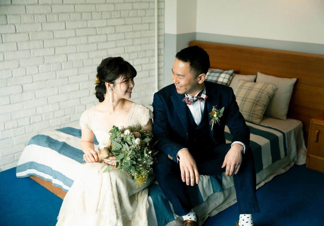 のインスタグラム：「・ ・ @hotel_emanon_wedding  大好きなスノボをやりたい！ 純粋にその気持ちだけで 乗り込んだワゴン みんなが初対面同士 ”はじめまして”から始まった相乗りの旅 ・ その中にあなたはいました ・ 長旅をともに過ごした私たち 滑りのスタイルが似ていたから いつの間にか スノボをする時はいつも一緒 ・ 次いつ行く？ そんな約束が当たり前になっていた ・ ・ 大好きなことが一緒だから いつだってふたりで分かち合える 『これから先もずっと楽しく過ごせるね』 いつしか2人の未来を描くようになった ・ いつもまでも私たちらしくACTIVEに さぁ今年はいつ行く？ We can not wait for first snow season as husband and wife! ・ ・ 渋谷南平台に佇む名もなきhotel noname hotel “HOTEL EMANON” これまでoriginal weddingのお手伝いを通じ おふたりだけの幾つものwedding dayを 名もなきhotelに刻んできました ・ そんなnoname hotel “HOTEL EMANON”が 生まれ変わりました ・ 時代の変化やTRENDを取り入れた よりPhotogenic空間 よりCawaii空間 よりElegant空間 より凛とした空間 ・ 日本中の花嫁ゴコロをくすぐる空間と時間を 名もなきhotelより新たにご提案致します ・ #weddingcircus #hotelemanon #weddingdress  #weddingflower #bridal #wedding #2019wedding #weddingdirection  #originalwedding #fashion  #花嫁 #プレ花嫁  #卒花嫁 #オリジナルウェディング  #結婚 #結婚式場 #結婚式 #結婚式準備 #結婚準備  #結婚式アイデア #写真 #1日1組貸切wedding  #結婚式レポ #結婚式レポート #ウェディング  #ブライダル #ウェディングフォト #入籍 #ウェディングフェア #ブライダルフェア」