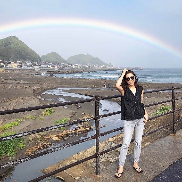 chiyo1173さんのインスタグラム写真 - (chiyo1173Instagram)「#rainbow 🎋 海上がりのボサボサ髪＆どすっぴんで失礼します。 ストーリーにも載せましたが、 #七夕 に素晴らしいHappyが！！ 皆さまにもおすそ分け♡ ・ ・ 今日も雨降りの中のサーフィンでしたが、 海から上がった途端に空にくっきり虹が出現✨✨ 最初は2枚目の写真みたいに 低い位置とのダブルレインボーでした！ その虹が、どんどん大きく高くなっていって まさに空にかかる橋のようにくっきりと。 なかなかお目にかかれないくらいの 完璧な虹に感動〜🌈🌈🌈 ・ ・ 雨降りだったけど 波も良くてサーフィン思いっきり楽しめたし、 あー♡今日は良い一日だぁ✨✨ ・ ・ #虹#🌈#海#サーフィン#サーフィン女子#サーファー#サーファーガール#空#sky#いまそら #instalife#instalike#instagood#instadiary」7月7日 16時44分 - chiyo1173