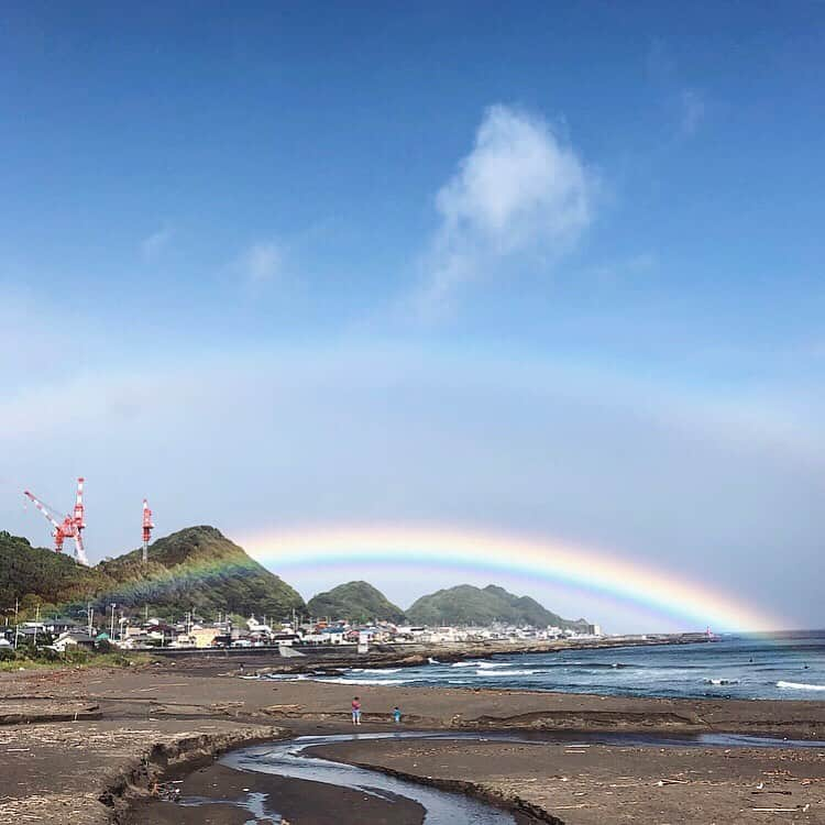 chiyo1173さんのインスタグラム写真 - (chiyo1173Instagram)「#rainbow 🎋 海上がりのボサボサ髪＆どすっぴんで失礼します。 ストーリーにも載せましたが、 #七夕 に素晴らしいHappyが！！ 皆さまにもおすそ分け♡ ・ ・ 今日も雨降りの中のサーフィンでしたが、 海から上がった途端に空にくっきり虹が出現✨✨ 最初は2枚目の写真みたいに 低い位置とのダブルレインボーでした！ その虹が、どんどん大きく高くなっていって まさに空にかかる橋のようにくっきりと。 なかなかお目にかかれないくらいの 完璧な虹に感動〜🌈🌈🌈 ・ ・ 雨降りだったけど 波も良くてサーフィン思いっきり楽しめたし、 あー♡今日は良い一日だぁ✨✨ ・ ・ #虹#🌈#海#サーフィン#サーフィン女子#サーファー#サーファーガール#空#sky#いまそら #instalife#instalike#instagood#instadiary」7月7日 16時44分 - chiyo1173