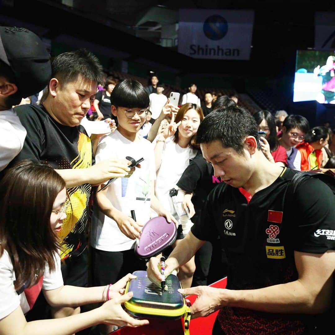 ITTF Worldさんのインスタグラム写真 - (ITTF WorldInstagram)「He's a popular man in Busan! 🤗  Hit ❤️ if you're also a fan of Xu Xin!  #ITTFWorldTour #2019KoreaOpen」7月7日 16時44分 - wtt