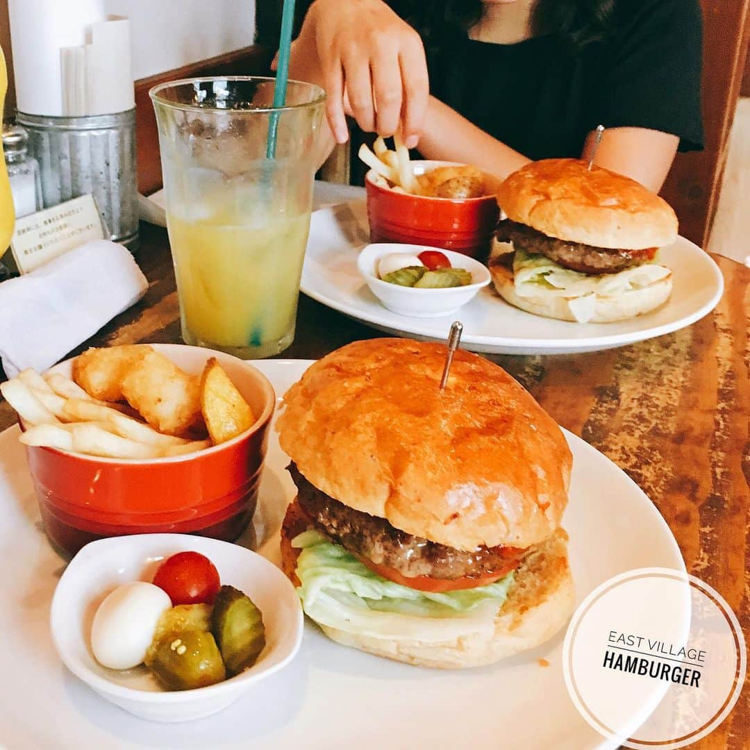 michikoscookingさんのインスタグラム写真 - (michikoscookingInstagram)「🍔 Lunchtime with my daughter.  2週連続娘とお出かけ。 池袋ランチ。 . 「モスバーガー！マック！」 と騒がしい娘。  近所にある店はいやよ、と 押さえ込み 池袋の#イーストヴィレッジ へ。  肉肉しいハンバーガーに ご満悦な娘でありました。  7席しかないので 家族で行くのは無理な店。  2人ランチは入る店選ばず 行きやすい♪  #肉食女子  #池袋ランチ  #母娘デート  #eastvillage  #foodstagram #foodporn #foodpic #delistagrammer #フーディーテーブル #料理教室 #料理教室東京 #外食 #東京ランチ #娘とランチ」7月7日 16時47分 - michikoscooking