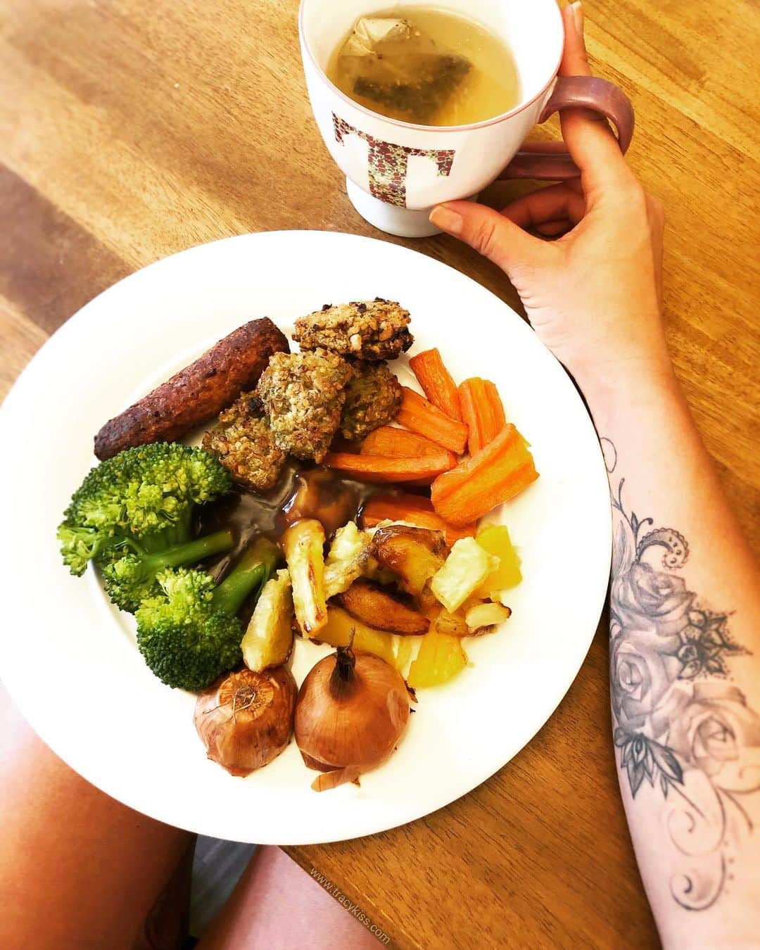 トレーシー・キスさんのインスタグラム写真 - (トレーシー・キスInstagram)「Yum! Sunday’s are a tradition in the Kiss household for having the family over and eating roast dinner and I couldn’t imagine a weekend without it. Being dairy, gluten and pea intolerant doesn’t stop me from living a normal life as there are now so many health conscious alternatives to everyday foods. Here I’ve rustled up a vegan protein sausage, gluten free garlic stuffing, steamed broccoli, baked onion, roast potatoes swede parsnip and carrots and a delicious gluten free vegan onion gravy washed down by a cup of refreshing lemon and ginger tea. The perfect reward after finishing at the gym. What is your favourite family time meal? ------------------------ #roast #roastdinner #sundayroast #veganroast #tracykiss #gymlife #bodygoals #feminism #muscles #earnedit #tattoo #healthy #bodytransformation #inspiration #gains #motivation #ootd #fashion #weightloss #fitness #success #girlpower #redhead #ootn #lotd #veganism #girl #gym #bodybuilding #vegan」7月7日 17時03分 - tracykissdotcom