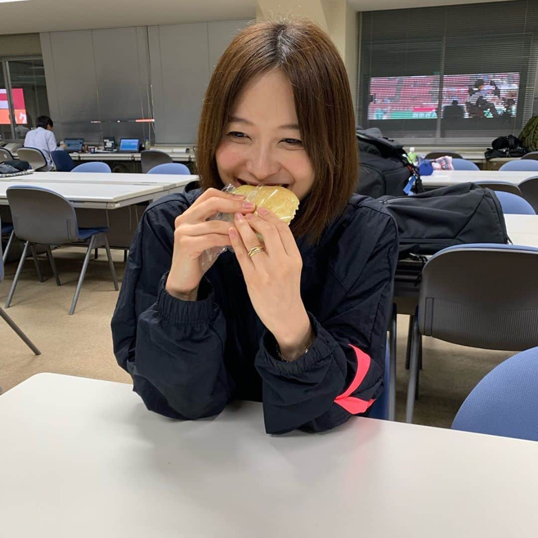 久冨慶子さんのインスタグラム写真 - (久冨慶子Instagram)「昨日の カシマサッカースタジアムでは ハム焼きを食べた後 甘い物が欲しくなり メロンパンアイスを食べました😋 冷んやり甘いメロンパンに バニラアイスがよく合う！！ トロトロ溶けてパンに染みたらさらに美味しそう🥐 この後のアナカメのパワーになりました✨✨ しつこいですが やべっちF.C.のTikTokフォローしてくださいね😝 ＊ ＊ #スタジアムグルメ  #カシマスタジアム #メロンパンアイス」7月7日 16時56分 - keiko0hisatomi