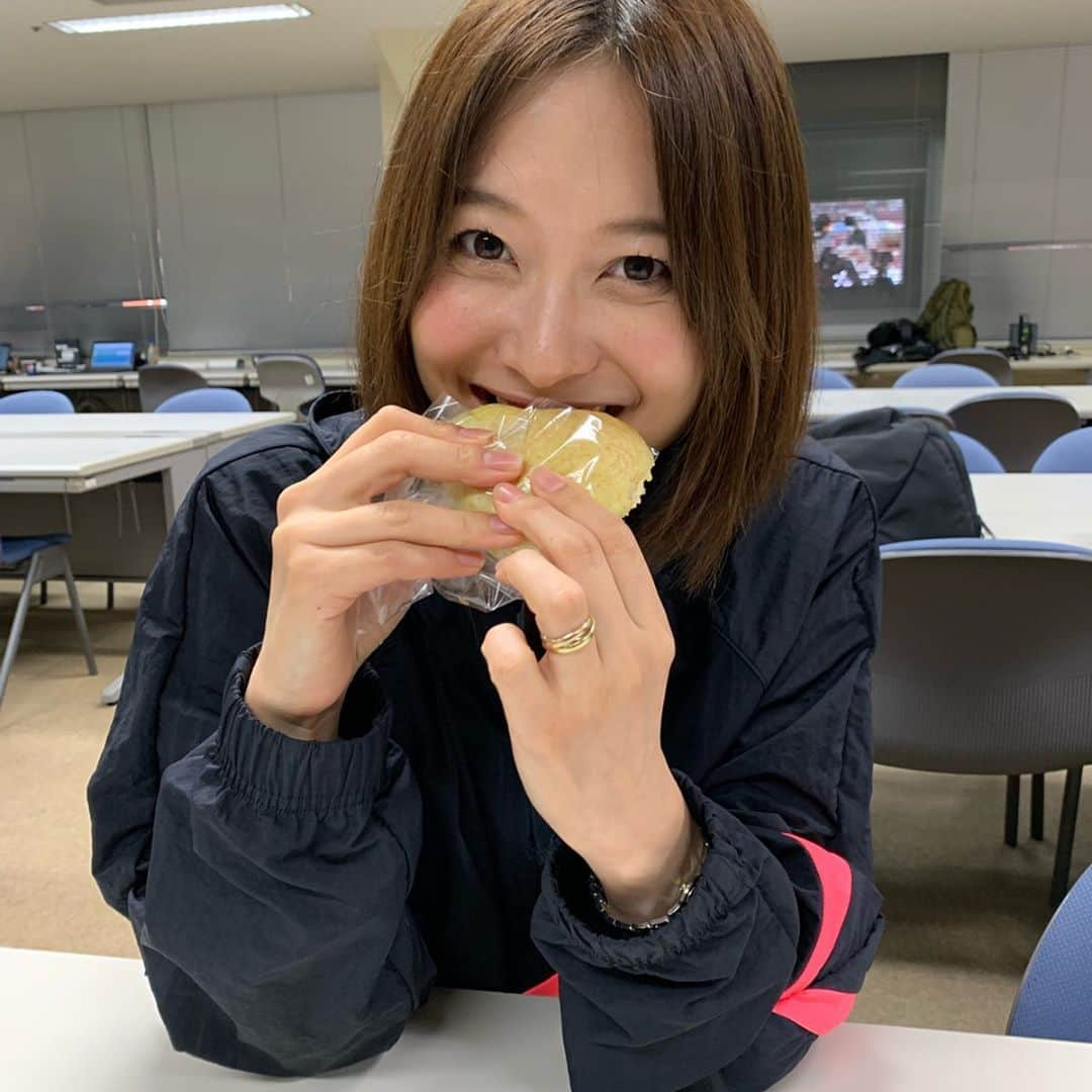 久冨慶子さんのインスタグラム写真 - (久冨慶子Instagram)「昨日の カシマサッカースタジアムでは ハム焼きを食べた後 甘い物が欲しくなり メロンパンアイスを食べました😋 冷んやり甘いメロンパンに バニラアイスがよく合う！！ トロトロ溶けてパンに染みたらさらに美味しそう🥐 この後のアナカメのパワーになりました✨✨ しつこいですが やべっちF.C.のTikTokフォローしてくださいね😝 ＊ ＊ #スタジアムグルメ  #カシマスタジアム #メロンパンアイス」7月7日 16時56分 - keiko0hisatomi