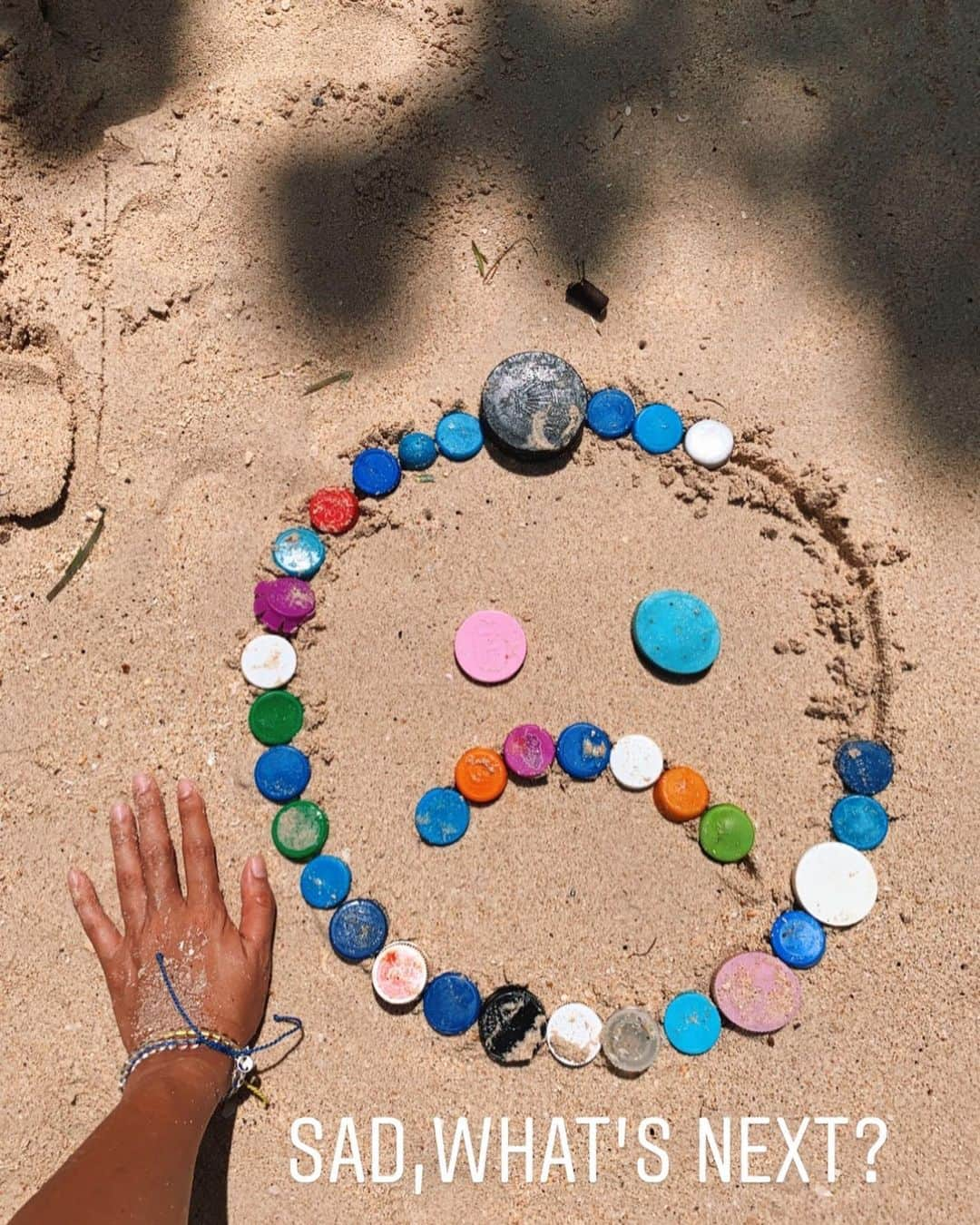 Amata Chittaseneeさんのインスタグラム写真 - (Amata ChittaseneeInstagram)「The Ocean & Beach Clean up has become my obsession since the CSR trip with @readthecloud.co in Koh Yao Yai last year. From then I started to notice ‘Human Effect’ on all the tourist locations I go and I cannot stop seeing trash everywhere now, it’s driving me crazy! Garbage in the ocean comes from trash from trash cans, the streets from the cities, and landfills that gets blown into sewers, rivers, or directly into the ocean from tourists and shops. To solve the problems, we need to stop creating them. Fix at the roots! เริ่มที่ตัวเราเองก่อน จากคนที่เคยชอบใช้ของฟุ่มเฟือย มักง่าย เน้นสะดวกสบายเป็นหลัก วันนี้เราลุกขึ้นยืน เดินออกมาจากตรงนั้น เริ่มง่ายๆจากขวดน้ำเป็นขวดพก สบู่เหลวเป็นสบู่ก้อน ถุงพลาสติกเป็นถุงผ้า พกช้อน ไม่รับหลอด ทำได้เท่าที่ทำ เริ่มเล็กๆและค่อยๆพัฒนาตัวเองมาเรื่อยๆ มันได้เจอชีวิตที่พอดี เลิกทำสีเล็บ สีผม และเชื่อว่าอย่างอื่นดีๆจะตามมา เปลี่ยนให้เราเดินทางในเส้นชีวิตที่ดีขึ้น แพรเป็นอีกหนึ่งคนที่ชอบการมาทะเลมาก แต่พอเราเห็นขยะพวกนี้ เห็นคนมาเที่ยวเยอะๆ เห็นการใช้ธรรมชาติเพื่อความสุขของตัวเอง เห็นน้ำทะเลที่มีแต่คราบครีมกันแดดที่ลอยอยู่กับกลิ่นน้ำมันจากเรือในอากาศ เอาจริงๆรู้สึกรังเกียจธรรมชาติไม่อยากจะเอาเท้าโดนน้ำด้วยซ้ำ รังเกียจตัวเองที่เกิดมาอยู่ในกลุ่มของ ‘มนุษย์ ผู้ทำลาย’ ขยะมันไม่ได้มาจากการท่องเที่ยวอย่างเดียว ไหลตามน้ำจากเหนือก็มี จากในเมืองก็มี เก็บขยะไปเรื่อยๆ ก็มีความคิดในหัว เราจะทำยังไงกับขยะที่เก็บ? หรือเราทุกคนไม่ต้องเก็บเนี่ยแหละ ขยะจะได้เยอะๆในทะเล เพราะถ้าไม่มีใครเก็บเลย พอขยะเยอะมากๆๆๆๆๆ ทุกคนถึงเห็นพร้อมกันและช่วยกันหยุด จับมือด้วยกันทั้งโลก และทำอะไรกันสักที #pearypiegoesgreen #ปลายน้ำ #เมืองไทย #amazingมากรักษ์กันเถอะ #5minutebeachcleanup」7月7日 16時57分 - pearypie