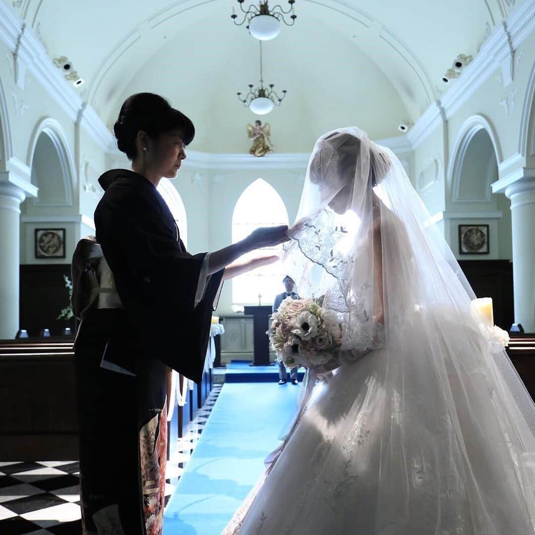 ホテルモントレウェディング【公式】 のインスタグラム：「♥ ￣￣￣￣￣￣￣￣￣￣ @montereyweddingをフォローして 『 #モントレ花嫁 』『 #ホテルモントレ』の タグをつけて投稿してくださいね＊*. . ♥全国のモントレ花嫁さま♥ ・‥…━…‥・‥…━…‥・‥…━…‥・ こちらのお写真は、 @karen_wedding9　さま よりリグラムさせていただきました！ 素敵なお写真をありがとうございます！♡ ・‥…━…‥・‥…━…‥・‥…━…‥・ . ◆ホテルモントレ公式HPはこちら* https://www.monterey-wedding.jp . #モントレ #モントレ花婿 #プレ花嫁 #卒花 #weddingdress #プラコレ #ウエディングニュース #marryxoxo #wedding #dress #結婚式場 #日本中のプレ花嫁さんと繋がりたい #ブライダルフェア #結婚式 #パーティ #披露宴 #2019年春婚 #2019年夏婚 #2019年秋婚 #2019年冬婚 #ホテルウェディング #dressy花嫁 #marry花嫁  #weddingparty #flower #パーティー #ウェディングドレス」