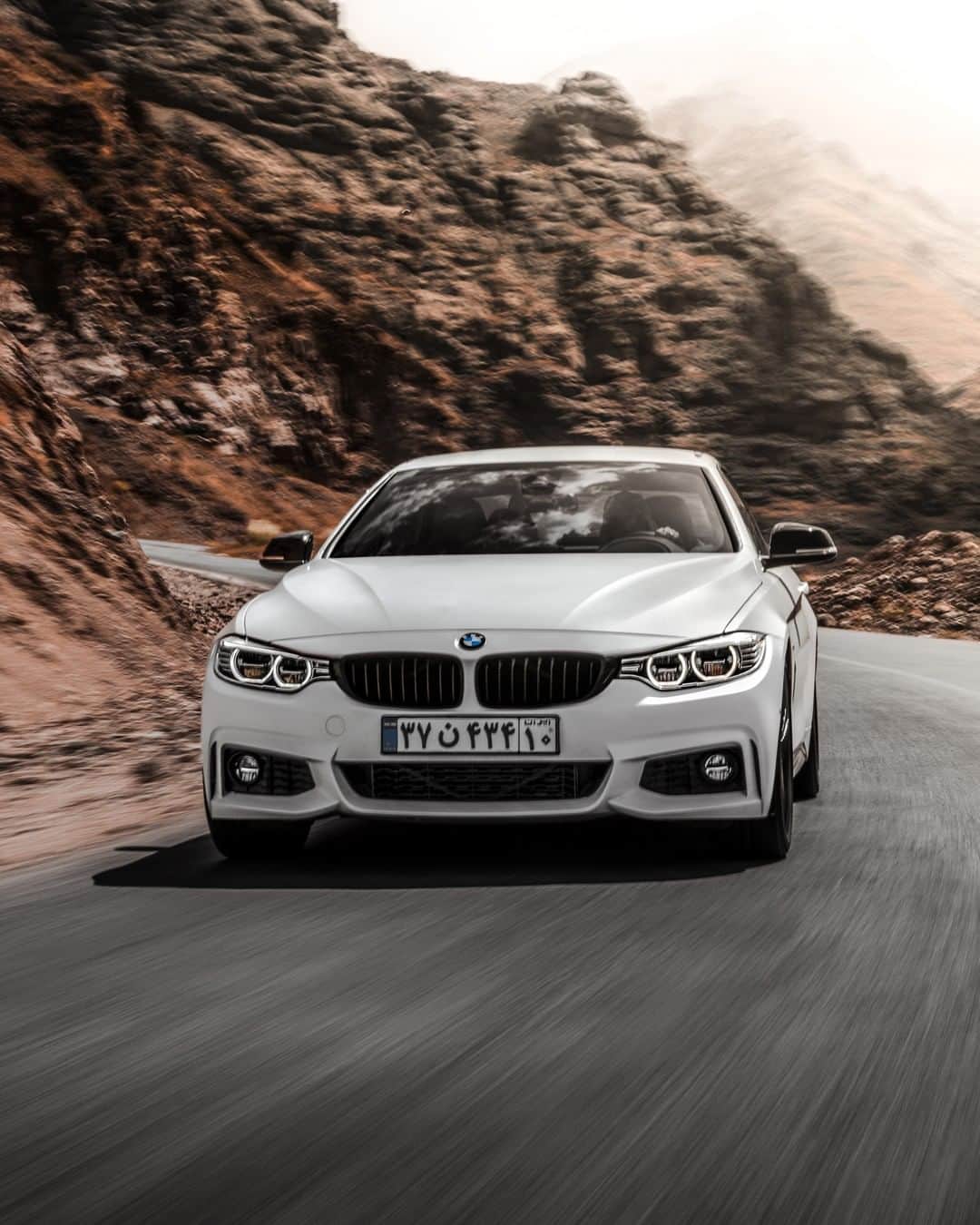 BMWのインスタグラム：「Solid manner with splendid style.  The BMW 4 Series Convertible. #BMWrepost @Payamzphotography  #THE4 #BMW #4Series」