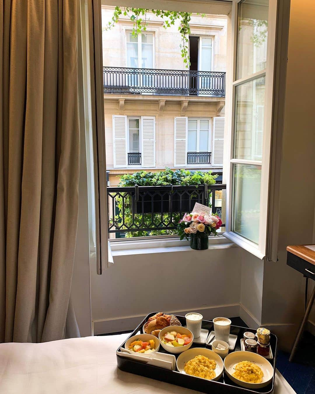 ガラ・ゴンザレスさんのインスタグラム写真 - (ガラ・ゴンザレスInstagram)「What would you order for breakfast if you just woke up in Paris ? . @amastanparis」7月7日 17時08分 - galagonzalez