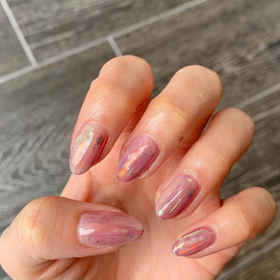 RUBY&ONYX by Kanako Miuraのインスタグラム：「中からフィルムがキラリ✨ ・ ・ ・ 8日 17:30〜 9日 12:00〜.14:30〜.17:00〜.18:00〜 10日 12:00〜.12:30〜 12日 14:30〜.17:00〜.18:00〜  ご案内可能でございます💅🏽 その他のお時間もご相談くださいませ。  お子様もお隣に座れるペアルームや個室もございます💡 ・ ・ ・ 🌿月額制もやってます🌿 ○プレミアム会員(ハンド&フット)¥29,800(税抜)・ ○ハンドレギュラー会員¥14,800(税抜)・ ○フットレギュラー会員¥14,800(税抜)・ ・ それぞれ全てのメニューが月に何度でもご利用頂けます。  ご予約、お問い合わせはDMまたは 0354595882 LINE ID：@ rubynail までお気軽にどうぞ💫  #daikanyama#nailsalon#nail#gelnail#rubyandonyx#summer#summernails#handnail#mode#cool#studs#menscare#ART#mirrornails#メンズネイル#メンズケア#定額制ネイル#通い放題#ジェルネイル#ネイル#ノーサンディング#ショートネイル#代官山ネイルサロン#トレンドネイル#夏ネイル」