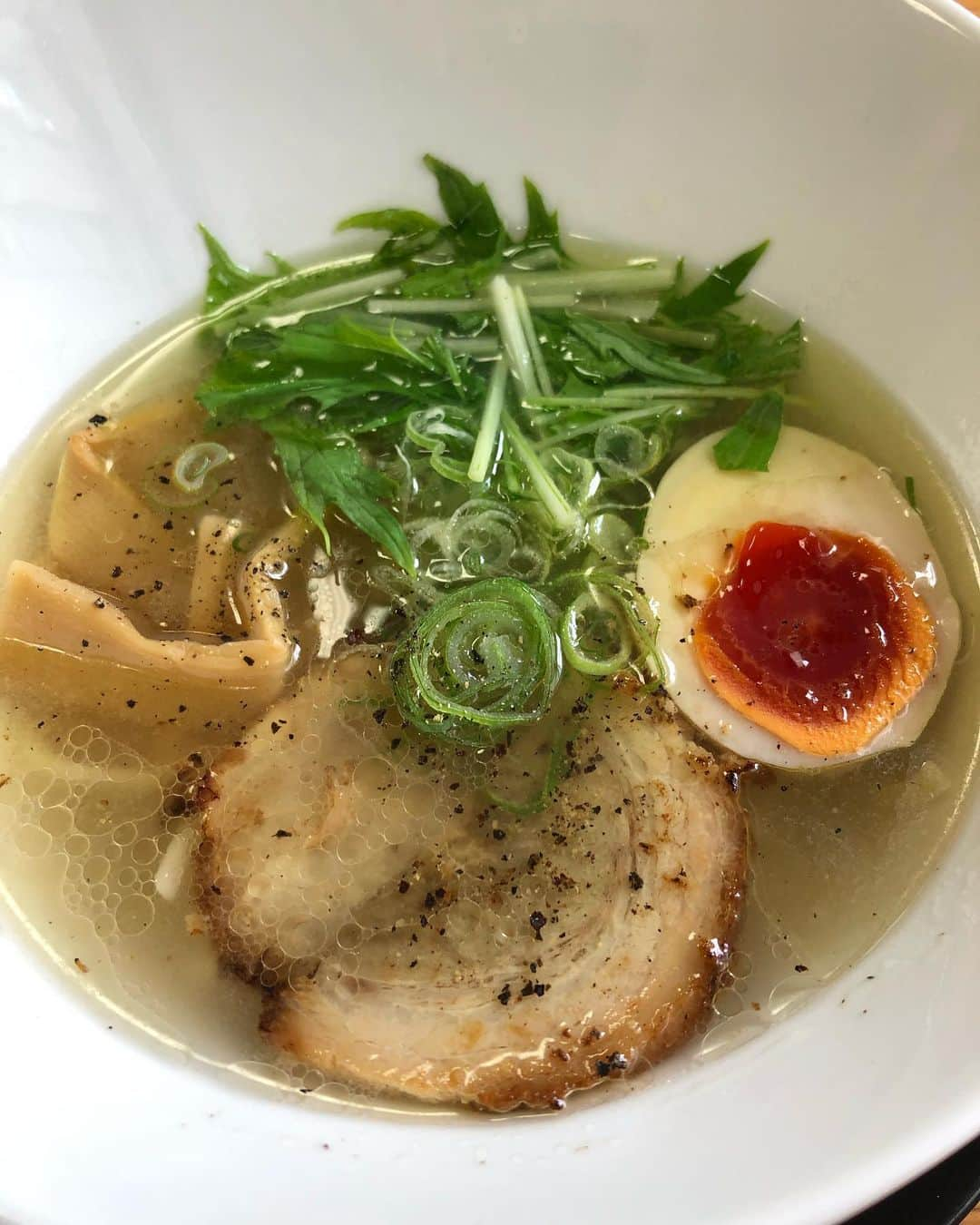 有江嘉典さんのインスタグラム写真 - (有江嘉典Instagram)「大阪のベースの弟子がやっているラーメン屋YOLOpeeps(大阪府大阪市浪速区元町２丁目１−４, 浪速ビルディング1階)に行った。カフェも兼ねてるのでラーメン屋に女性1人ではちょっと…という方も気兼ねなく入れそうな雰囲気がとても良いです。また後で個別であげますが、取り急ぎ濃厚鶏白湯ラーメンとしおラーメンはかなりのクオリティー。どちらも塩バランスが絶妙です。ワタシをご存知の方は「有江ラーメン」と言っていただけると濃厚鶏白湯ラーメンとしおラーメンの2種類が10%オフになるという特典を提案していただきました！チャンスだ！皆様是非に！！ ①店の前の弟子とワタシ ②店内の様子 ③来店された著名な方のサインが飾ってあります(こっそりワタシのも) ④濃厚鶏白湯ラーメン ⑤しおラーメン #yolopeeps #大阪ラーメン #ラーメン #らーめん #拉麺 #ramen #麺 #ramennoodles #instaramen #instafood」7月7日 17時18分 - yoshinori_arie