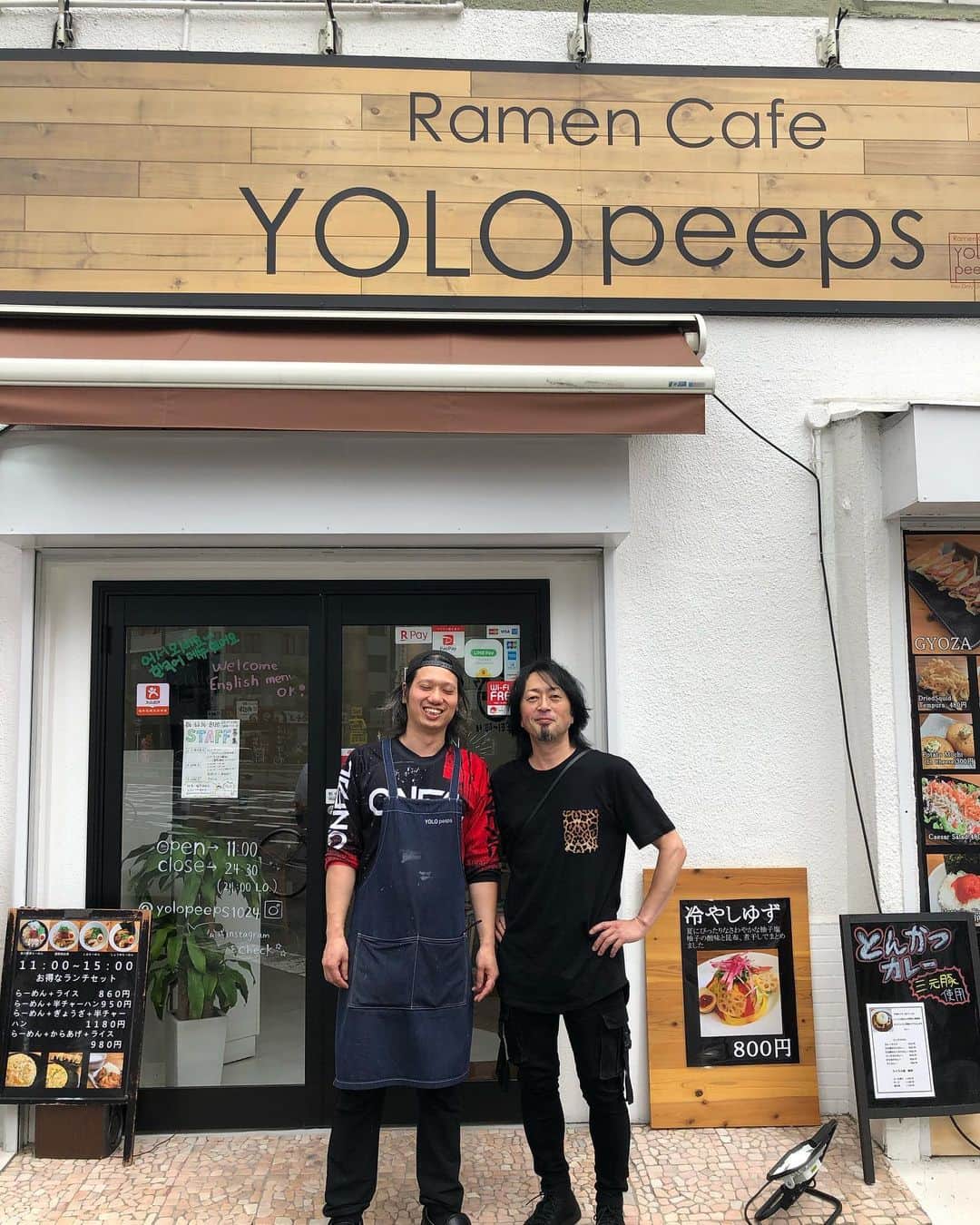 のインスタグラム：「大阪のベースの弟子がやっているラーメン屋YOLOpeeps(大阪府大阪市浪速区元町２丁目１−４, 浪速ビルディング1階)に行った。カフェも兼ねてるのでラーメン屋に女性1人ではちょっと…という方も気兼ねなく入れそうな雰囲気がとても良いです。また後で個別であげますが、取り急ぎ濃厚鶏白湯ラーメンとしおラーメンはかなりのクオリティー。どちらも塩バランスが絶妙です。ワタシをご存知の方は「有江ラーメン」と言っていただけると濃厚鶏白湯ラーメンとしおラーメンの2種類が10%オフになるという特典を提案していただきました！チャンスだ！皆様是非に！！ ①店の前の弟子とワタシ ②店内の様子 ③来店された著名な方のサインが飾ってあります(こっそりワタシのも) ④濃厚鶏白湯ラーメン ⑤しおラーメン #yolopeeps #大阪ラーメン #ラーメン #らーめん #拉麺 #ramen #麺 #ramennoodles #instaramen #instafood」