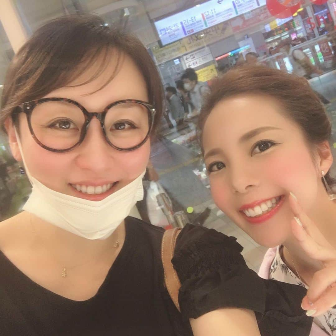 祐澄しゅんさんのインスタグラム写真 - (祐澄しゅんInstagram)「ちの！！！ 現役中、なぜか？w配属されてから可愛くて、ビビられながらもめげずに絡んでいた子😆 まさかの品川駅構内で会うという笑笑 記念にこちらにもアップ💕 声かけられた時、場所を錯覚しかけたわw 本当バッタリ率高いね。絶対何か縁ありますって、本当そうだなぁって思った！ 幸せって大変だったりする事を感じられるのも含まれてるって…これからもお互い人生、楽しく幸せでいようね〜 #元花組 #こと華千乃 #ちの #後輩ちゃん #会えてはっぴー #祐澄しゅん」7月7日 17時24分 - satchy725