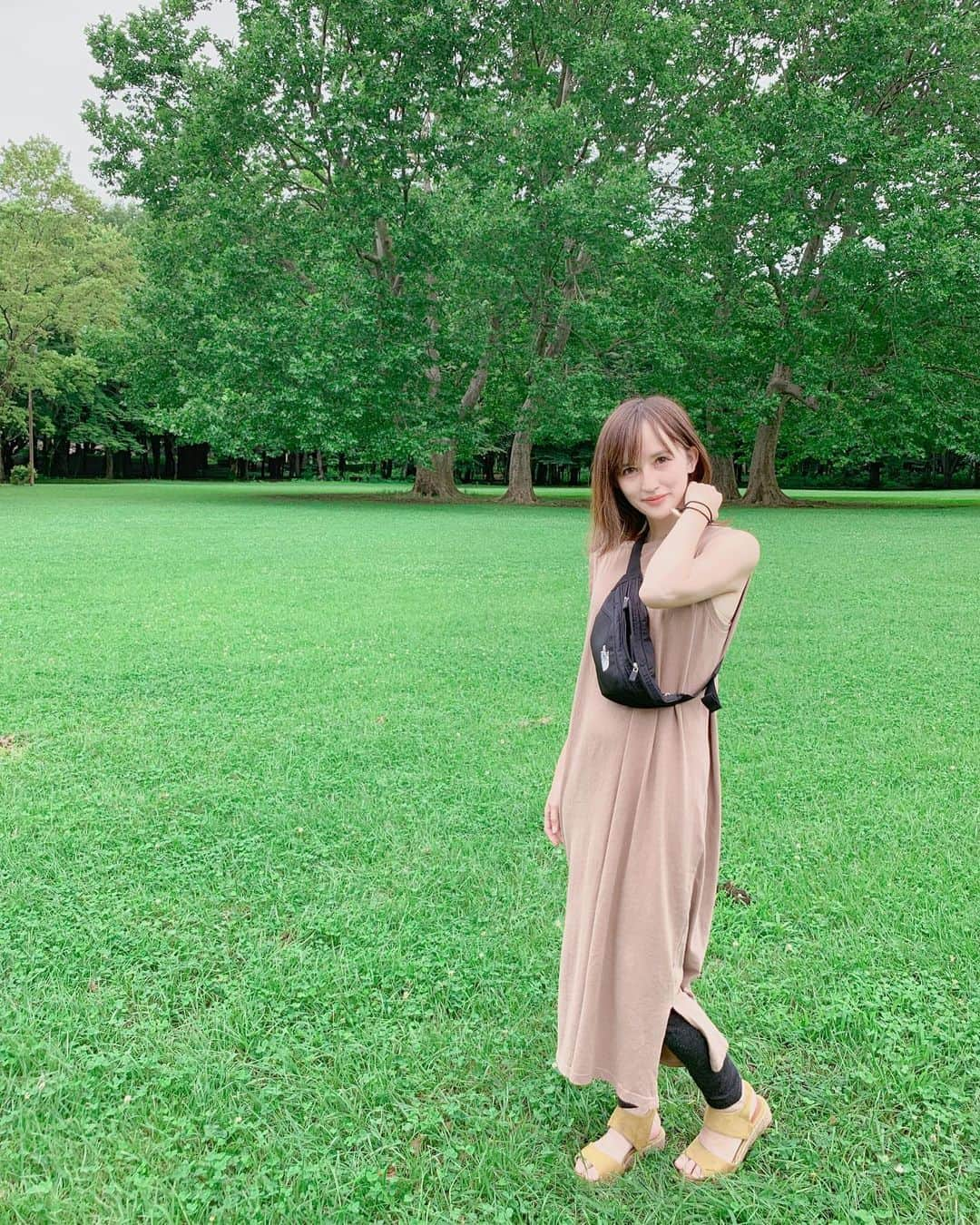 奥山絵里奈さんのインスタグラム写真 - (奥山絵里奈Instagram)「たまには平日の#公園コーデ 😇 ・ ・  息子と遊ぶとすぐ泥が付くので茶色い服ばかり着るように😳😳 ・ ・ ・ ワンピース #GU レギンス ？ サンダル #楽天 #ボディバッグ #ノースフェイス #グラニュール ・ ・ このGUのワンピは人気過ぎるのかサイズが無くて致し方なくLサイズを着てます😶 ・ ・  #northface のグラニュールのボディバッグ は携帯と折りたたみ財布と#トーマス が入るくらいのサイズ感です💁‍♀️ 大事なものだけボディバッグに入れてその他の物はリュックに入れてそこら辺に放置！  重いの持って遊べないからボディバッグは大活躍！  #ママコーデ #ママバッグ #折りたたみ財布 #カジュアルコーデ #オフィスカジュアル #アラサーコーデ #公園遊び #プチプラコーデ #ootd #ママと繋がりたい #ママコーディネート #着痩せコーデ #guコーデ  #gu購入品 #gu購入品レポ」7月7日 17時24分 - erinaokuyama