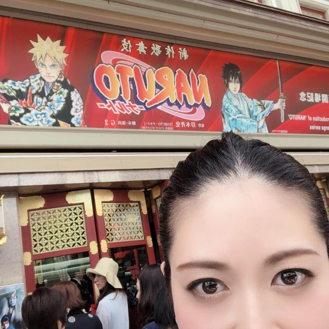 悠未ひろさんのインスタグラム写真 - (悠未ひろInstagram)「からの〜  翌日、南座で公演されている歌舞伎NARUTOを観て来ました✨✨ 去年、東京で観させて頂きましたが、NARUTOの再演も決まり、もう一度笑三郎さまの大蛇丸を観ておきたい‼️と思い、ずっと気になっていたのですが、京都に行く事ができたので、これはチャンス！と思い、鼻息荒く観て参りました。 NARUTO初演からのお付き合い、市瀬秀和さんことどる兄(イタチなので、もはやドルフィンではない笑笑)とも会えまして、楽屋にもお邪魔して来ました✨✨✨ あー、夢のよう😍 歌舞伎はやはり素晴らしい‼️それから、NARUTOという作品も素晴らしいです‼️ 笑さまの大蛇丸、本当に本当に素晴らしかった✨✨✨ 秋のNARUTO、観に行きますと言って頂き、んもぉ感激。頑張らなくては！ 迫力と美しさの見事な融合、極めてこられた芸の深さが大きな存在感と客席を飲み込む空気を作ってらっしゃって、圧巻でした！  どる兄さんのイタチ、めっちゃカッコいい！ キレが半端なく、私達のナルトでは殺陣師として指導している姿なのですが、ご自分が舞台でキラキラした姿を見せていただき、拍手喝采でした！ 2回目なんですが、もうNARUTO愛も深まり大興奮で、東京に戻りました🤩  ともちんの急なヒラメキ京都ひとり旅  楽しかったです⤴︎⤴︎⤴︎ #ナルト #naruto #舞台 #歌舞伎 #南座 #京都 #久しぶりの京都 #やはり #すごく暑かった #日差しが違う #観劇 #感激 #大興奮 #水 #立ち回り #血が騒ぐよね #ツケ #拍子木 #たまらなく好き #歌舞伎大好き」7月7日 17時27分 - hiroyuumitomo