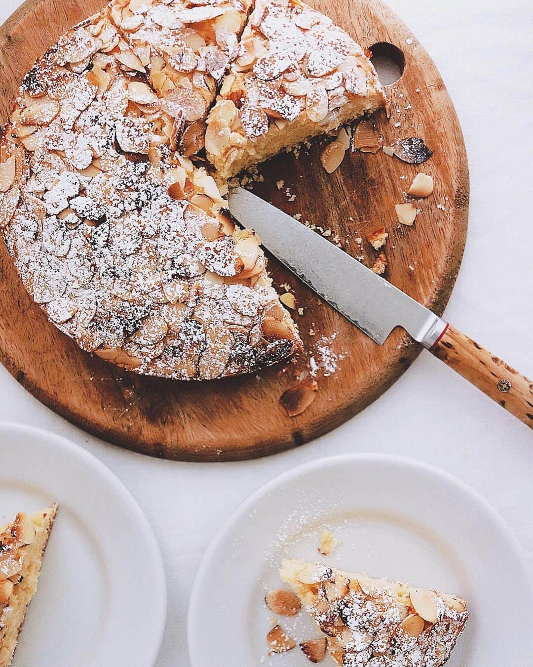 樋口正樹さんのインスタグラム写真 - (樋口正樹Instagram)「Almond Cake . 日曜日の朝からケーキ。 パウンドケーキ生地に スライスアーモンドを たっぷりのせて焼いて。 良い食感と素朴な風味。 ＆下から伺うボナさん。 . . . #朝ケーキ #手作りケーキ #おやつとボナさん #アーモンドケーキ #カリフォルニアアーモンド #eねアーモンド #almondcake #thebakefeed #bakestagram #weekendbaking」7月7日 8時33分 - higuccini