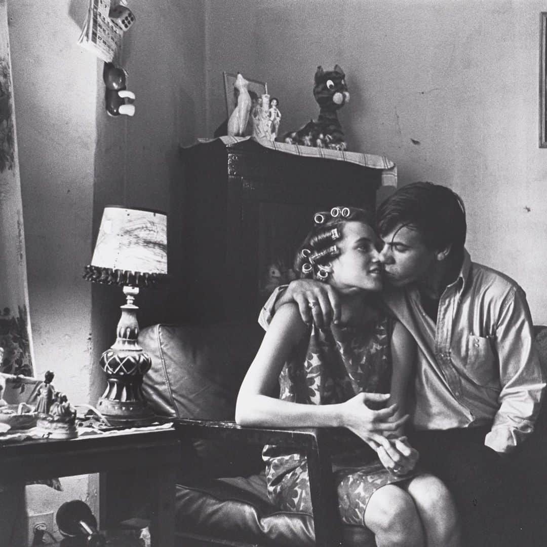 フィラデルフィア美術館さんのインスタグラム写真 - (フィラデルフィア美術館Instagram)「The art of the kiss. #InternationalKissingDay 😘 • “Kissing," 1907, by Charles Dana Gibson. "Uptown Chicago," 1965, by Danny Lyon. “The Kiss (Der Kuss),” 1898, by Peter Behrens. “Embrace,” 1964, by Rosalyn Drexler © Artists Rights Society (ARS), New York. “Embrace,” around 1920–40, by George Zachary Constant. “Swingers,” 1996, by Donna Ferrato.」7月7日 8時40分 - philamuseum