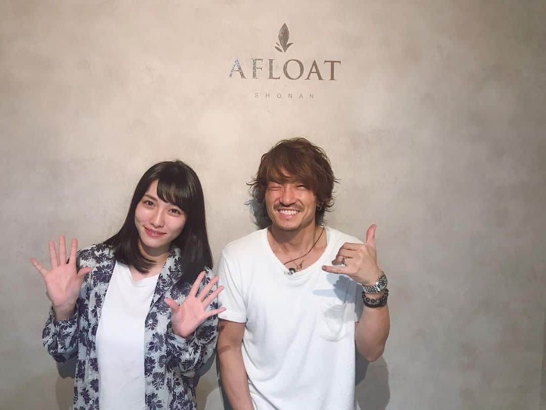 のインスタグラム：「* グランドオープンしたばかりの、AFLOAT SHONANへ行ってきました🤗 新店舗とても素敵でしたぁ🌸 いつもお世話になってますので、ささやかですがお花も贈らせて頂きました🧚‍♀️ 今回はカットとカラーで、黒髪が復活です🤣🤣 なんだか初々しい感じ🤣🤣 高屋さんいつもありがとうございます☺️ * * #AFLOATSHONAN」