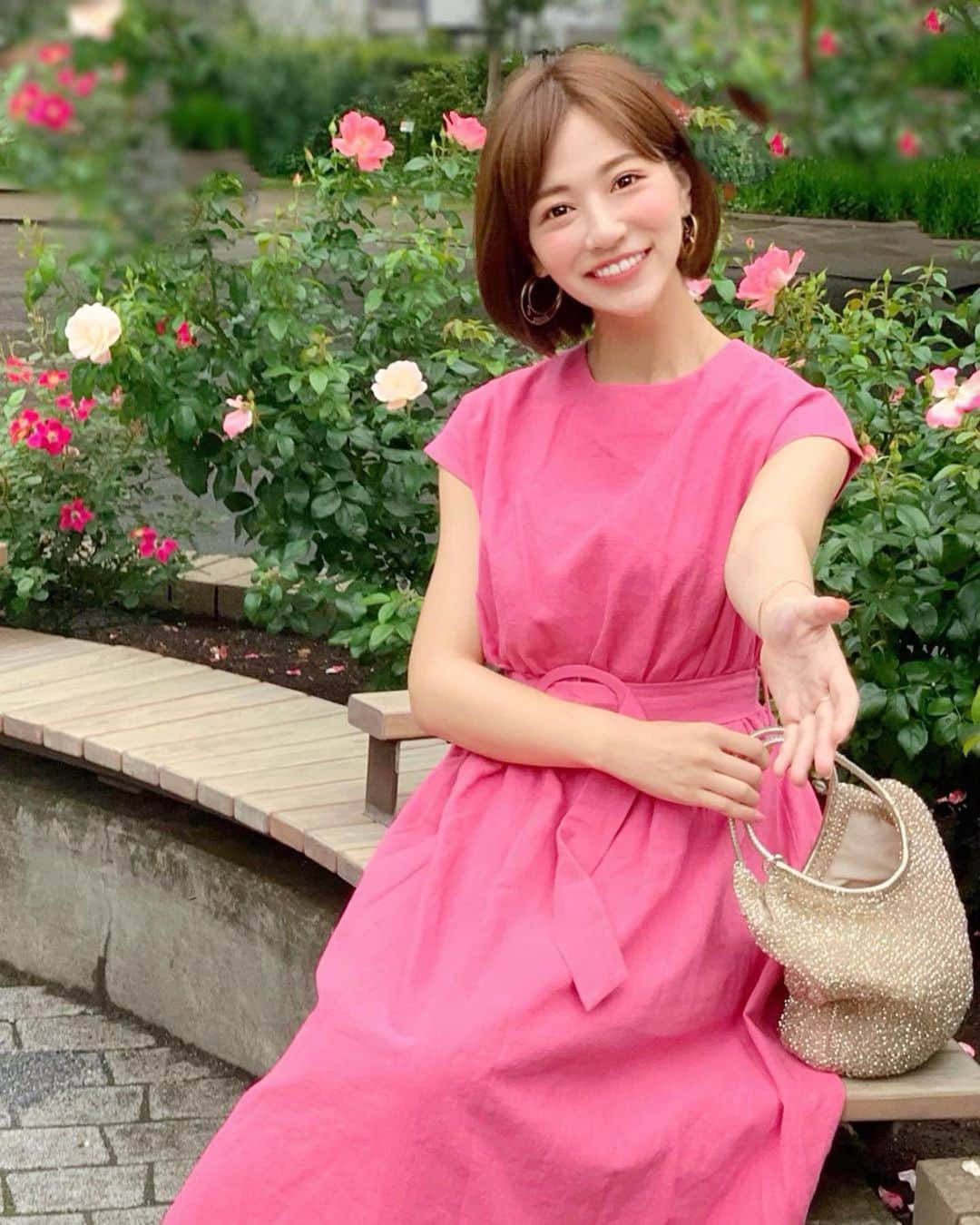 石井里奈さんのインスタグラム写真 - (石井里奈Instagram)「おはよん🥰💕 . 今朝は可愛い公園での休日コーデ😍 . VERYにも掲載されていたお気に入りの @mite__official リネンフレアドレス🥰 . ウエストマークしてくれてスタイル良く見えるし、ピンクカラーもとっても可愛いの😍 . @anteprimaofficial のバッグにもぴったり🌼🌼 . そしてネイルも初夏仕様に変えてもらいました🙆‍♀️❤️ @risa.malvina ちゃん✨ . ハンドはシンプルネイルでライトピンクのベースにラメを✨まだ浴衣何色着るか決めてなくてどんな色の浴衣にも合いそうでちょっと花火感もある感じ😍🎆 . フットネイルは大好きなアラジンテーマのキラキラネイル🤭❤️サンダルの季節だからフットネイルが可愛い😘❤️ . いつも楽しくお喋りしてたら可愛い爪になっている🤭いつもありがとう😋💅 . ちなみにメイクは @rmkofficial でオレンジメイクをしてもらいました🥰メイクも夏仕様💄🥰 . 今日も素敵な一日を✨💕 . #mite #park #公園 #flower #pink #ピンク #dress #ドレス #マキシワンピ #カラードレス #ファッション #休日コーデ #コーデ #コーディネート #instafashion #夏ネイル #ネイルデザイン #ネイル #ラメネイル #フットネイル #ハンドネイル #footnail #handnail #anteprima #very #松田聖子 #ワンピ #リネンワンピース #りなまるコーデ」7月7日 8時50分 - ri7tin1025