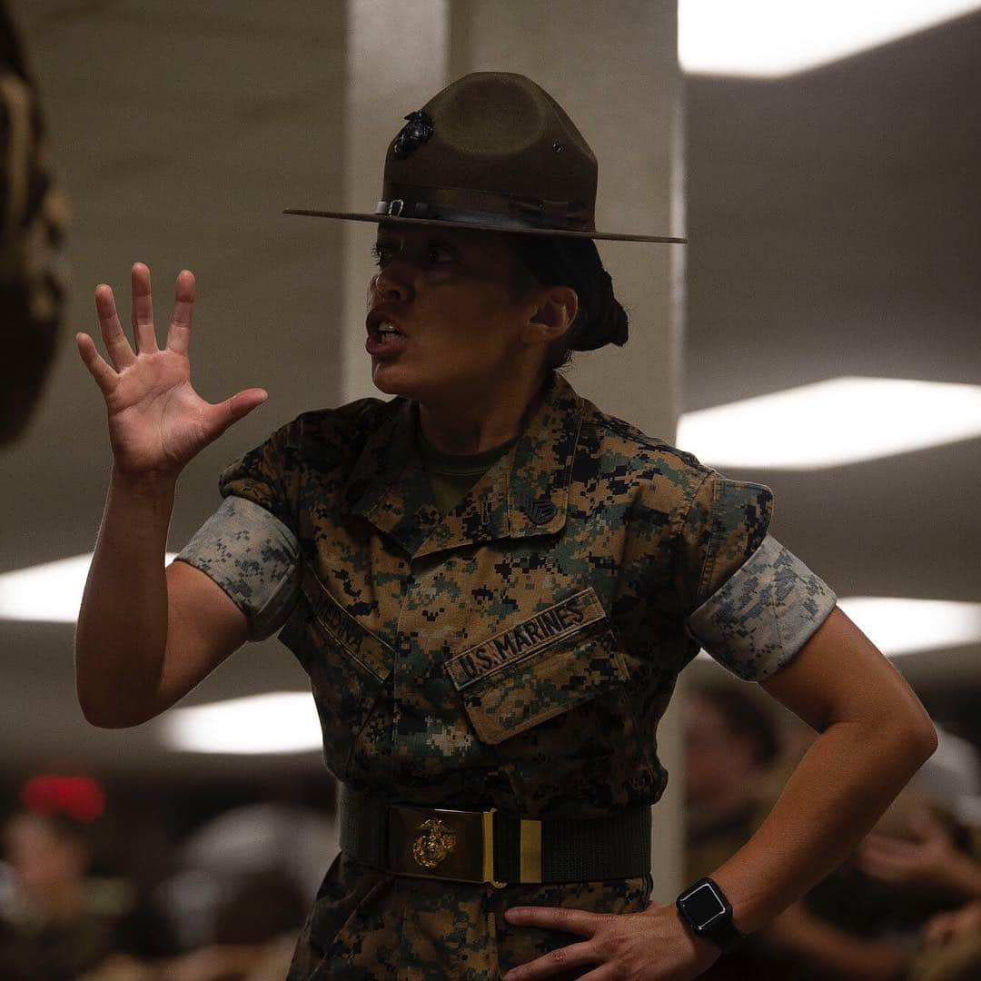 アメリカ海兵隊さんのインスタグラム写真 - (アメリカ海兵隊Instagram)「Scream Back at Me!  Drill Instructor Staff Sgt. Liza Medina corrects a recruit on line as she packs her gear for the Confidence Course on @mcrdparrisisland. Drill Instructors are with recruits 24 hours a day, 7 days a week guiding, correcting, and molding every aspect of them into what it takes to be a Marine. (U.S. Marine Corps photo by Pfc. Michelle Brudnicki)  #USMC #BootCamp #Marine #MarineCorps #DI」7月7日 9時02分 - marines