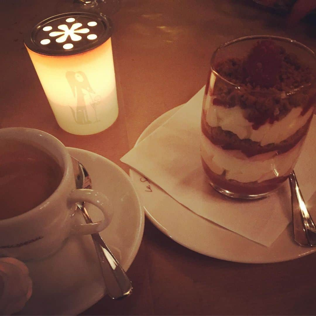 大森美希さんのインスタグラム写真 - (大森美希Instagram)「#petitdessert #cafe #afterdinner #apresdiner #lesquaretrousseau #frenchrestaurant #paris #terrasse #terrace #candle #bougie #carlotta #parislife #食後のデザート #カフェ #フレンチ #パリ #パリ生活 #パリ散歩 #パリところどころ #海外生活 #海外で働く #キャンドル」7月7日 8時55分 - mikiomori_