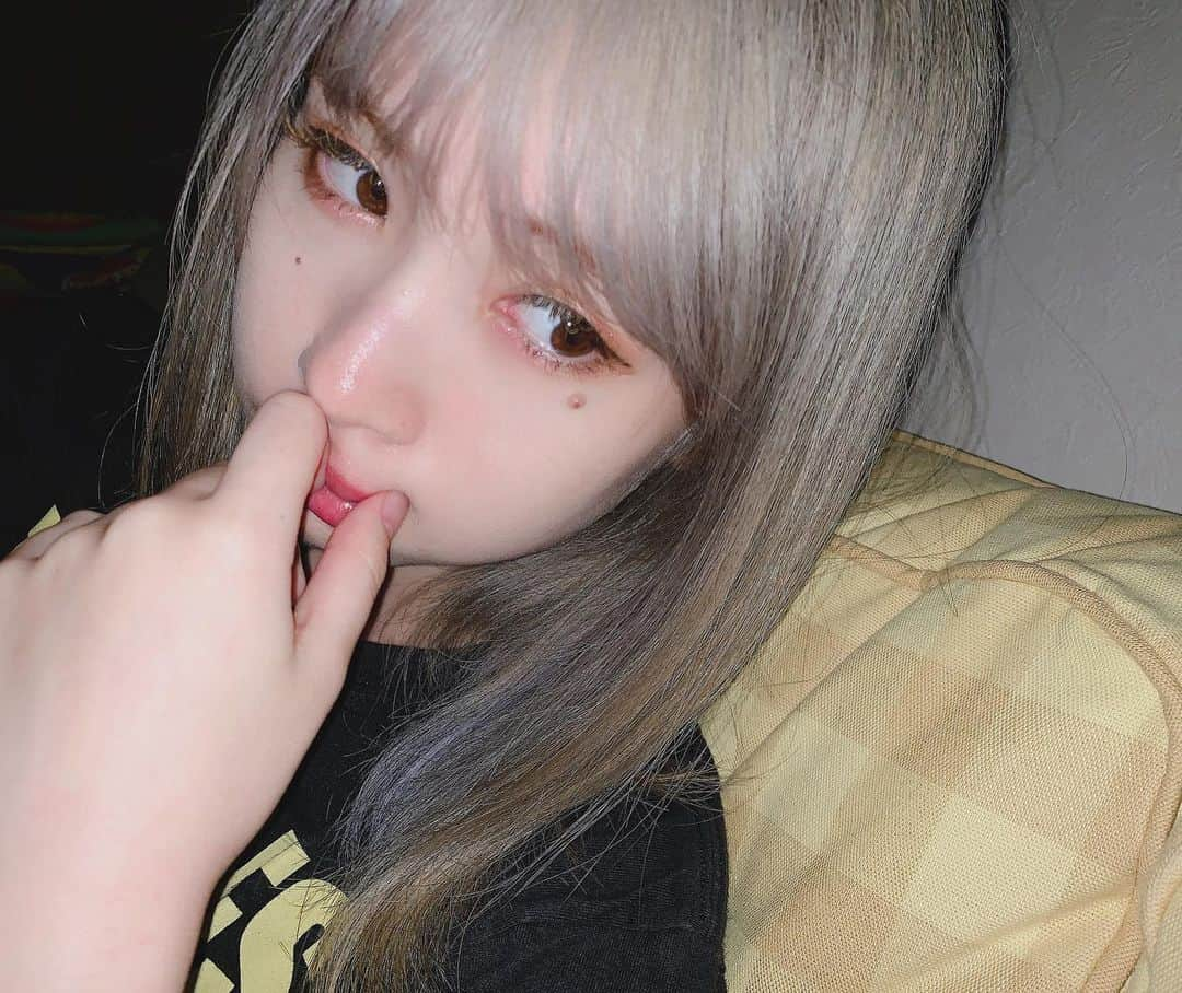 増井みおさんのインスタグラム写真 - (増井みおInstagram)「朝起きてもまっしろでしたわぁ💫✊🏼 #whitehair #まっしろしろすけ #髪の毛 #オンナノコッテホントニタノシイ」7月7日 9時01分 - mio006