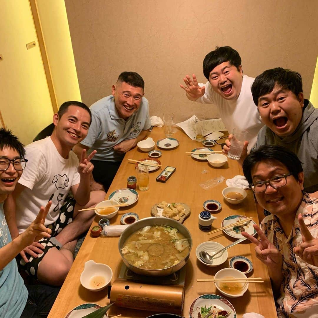 三遊亭とむさんのインスタグラム写真 - (三遊亭とむInstagram)「昨日はモダンタイムス落語会ご来場ありがとうございました。満員御礼！ 終わってまさかの博多でこちらのメンバーと合流！！ 飲みすぎました… 今日は北九州で落語会！明日は宮崎へ ご来場お待ちしております。  ７日北九州市 @me-meBAKEcafe &studioAI 第1部11時〜大人落語の部料金1500円 第2部14時〜子供落語の部料金親子チケット800円 北九州市八幡西区本城1-1-13-2F ご予約は093-863-8312  ８日宮崎県 ※できたくんの出演はありません。 @shotbar Oak開演20時〜料金2500円（1D付き） 宮崎市中央通1-10第一ビル ご予約は0985 29 1909  #落語 #独演会 #モダンタイムス  #memecafe #かじしか」7月7日 9時01分 - tomusuetaka