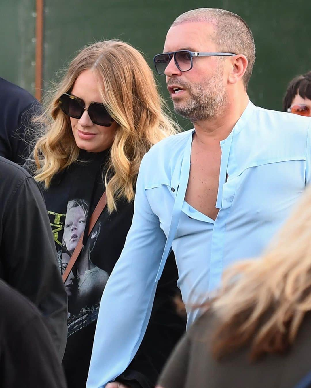 Just Jaredさんのインスタグラム写真 - (Just JaredInstagram)「@adele shows off a slimmer figure as she and close friend Paul Drayton check out @celinedion’s performance! #Adele Photos: Getty」7月7日 9時05分 - justjared