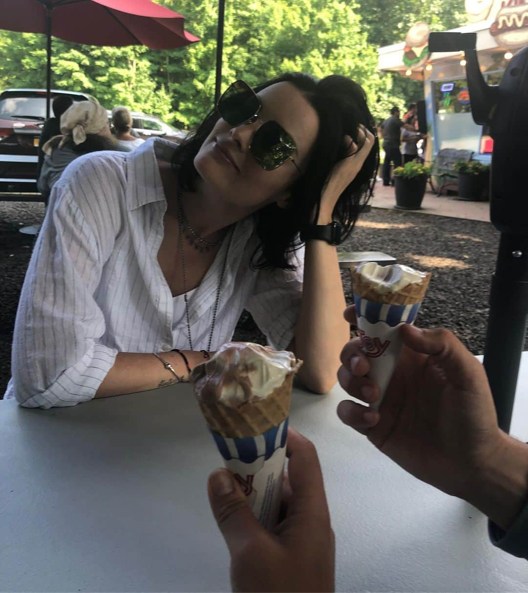 ジェイミー・アレクサンダーさんのインスタグラム写真 - (ジェイミー・アレクサンダーInstagram)「When your friends take you for ice cream and you finish your large soft serve before they’re even halfway  through with theirs.... 🍦🐷 #kingkone #NY」7月7日 9時14分 - jaimiealexander