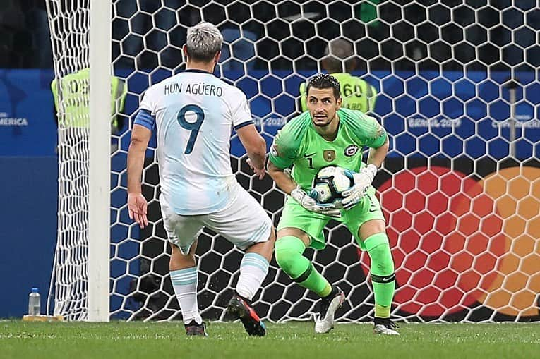 サッカーチリ代表チームさんのインスタグラム写真 - (サッカーチリ代表チームInstagram)「‪👊 Nuestros guerreros de #LaRoja lo dieron todo ante @Argentina ‬ ‪👀 Revisa las mejores postales de este tremendo choque de #CopaAmerica. .‬ ‪📸 @parrazagal / Comunicaciones @ANFPChile ‬」7月7日 9時17分 - laroja