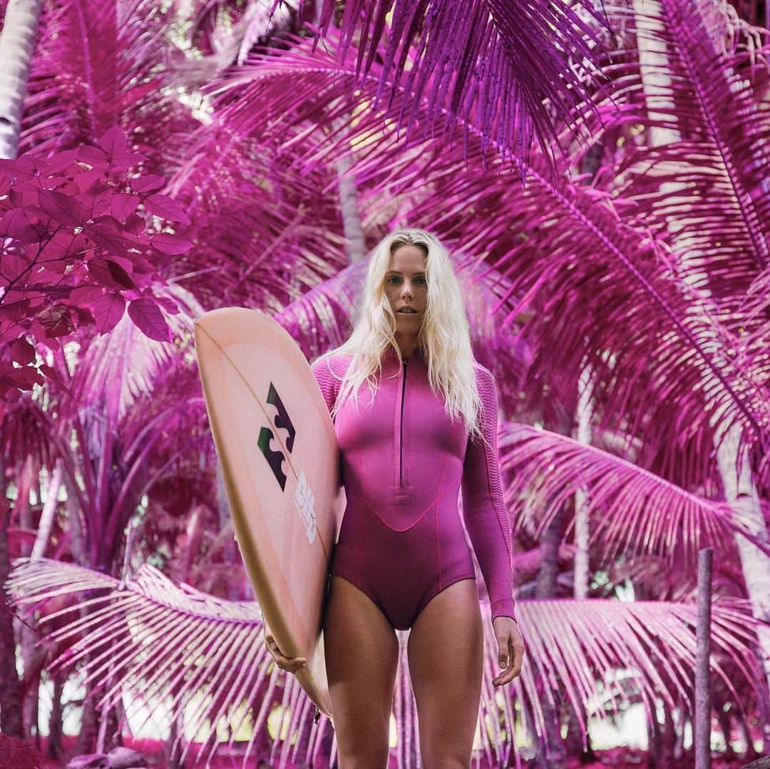 ローラ・エンバーさんのインスタグラム写真 - (ローラ・エンバーInstagram)「We found a Pink island. CREATURES OF COLOR - watch the film (link in Bio) @billabongwomens @woodygphoto #billabongsurfcapsule」7月7日 9時18分 - lauraenever