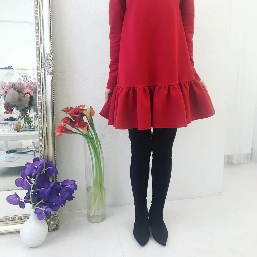 Tsuru by Mariko Oikawaさんのインスタグラム写真 - (Tsuru by Mariko OikawaInstagram)「【2019 winter pre order!!!】 ・ ・  new silhouette！！素材の伸縮性と張り感を活かし、袖やバスト辺りはすっきりタイトなシルエットで、裾のティアードはたっぷりギャザーとフレアを入れて、大人可愛いminidressに…＊ ・ ・ dress: Petipda/Red ¥25,200+tax shoes:Caren/Black ¥26,100+tax (preorder限定価格) ・ お届け予定:2019年10月頃 ・ ・ staff158cm #tsurubymarikooikawa#tsuru#online storeにてpreorder開催中#preorder限定10%off#red」7月7日 9時38分 - tsurubymarikooikawa