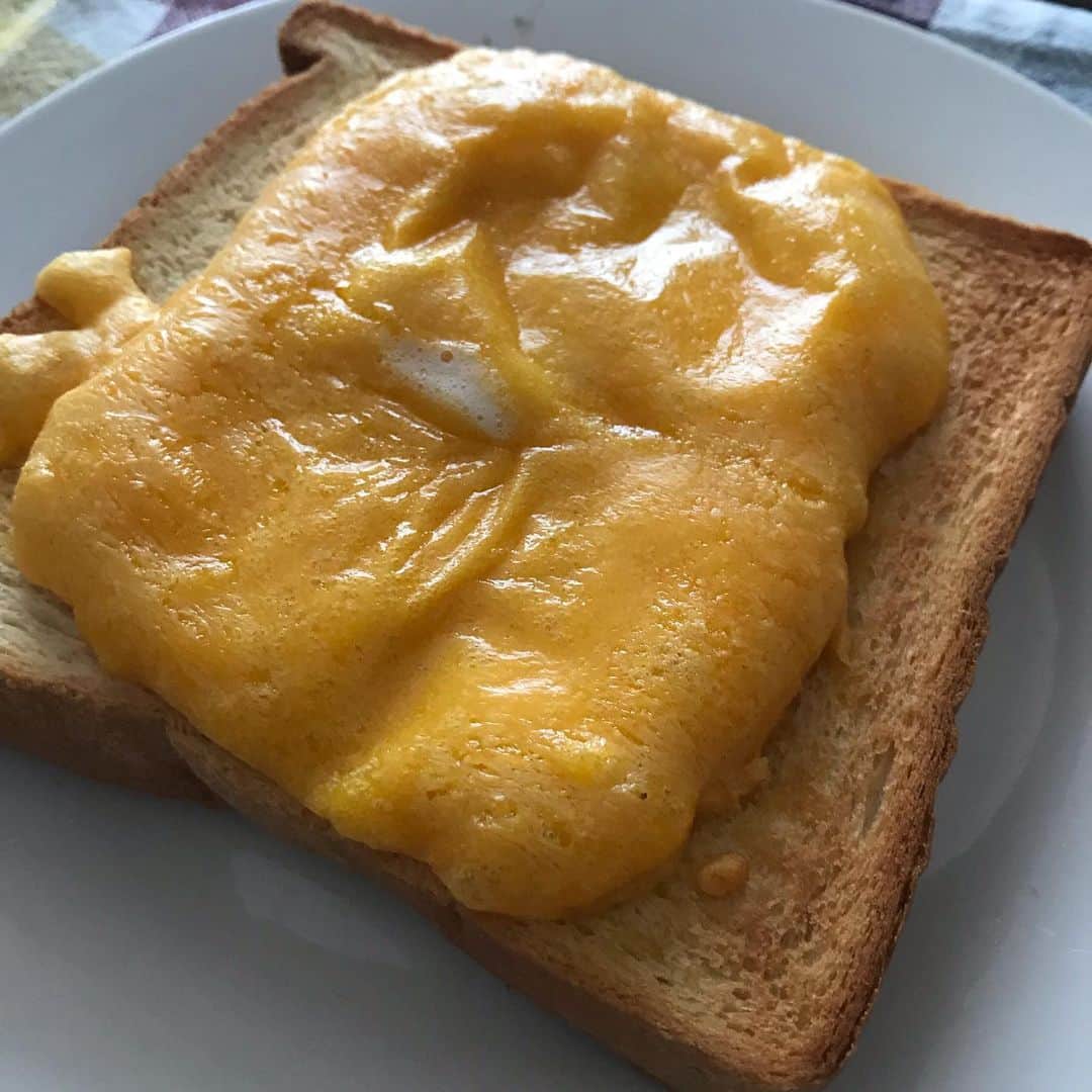 sioneのインスタグラム：「チーズトーストのチーズの盛り具合がヤバめ」