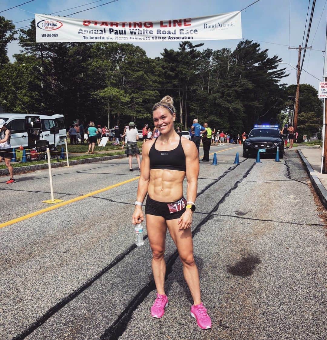 Katrin Tanja Davidsdottirさんのインスタグラム写真 - (Katrin Tanja DavidsdottirInstagram)「5 mile road race to start my day! 👊🏼☀️ Chased down an 11 year old boy almost all the way (I’m still so impressed with him) AND had all my Bergerons cheering me on at the finish line! 💥❤️🥰 - Every day here is just the best! One day at time we are getting so much BETTER! Another amazing week in the books. - #BuiltByBergeron @benbergeron @comptrain.co @aerobiccapacity」7月7日 9時35分 - katrintanja