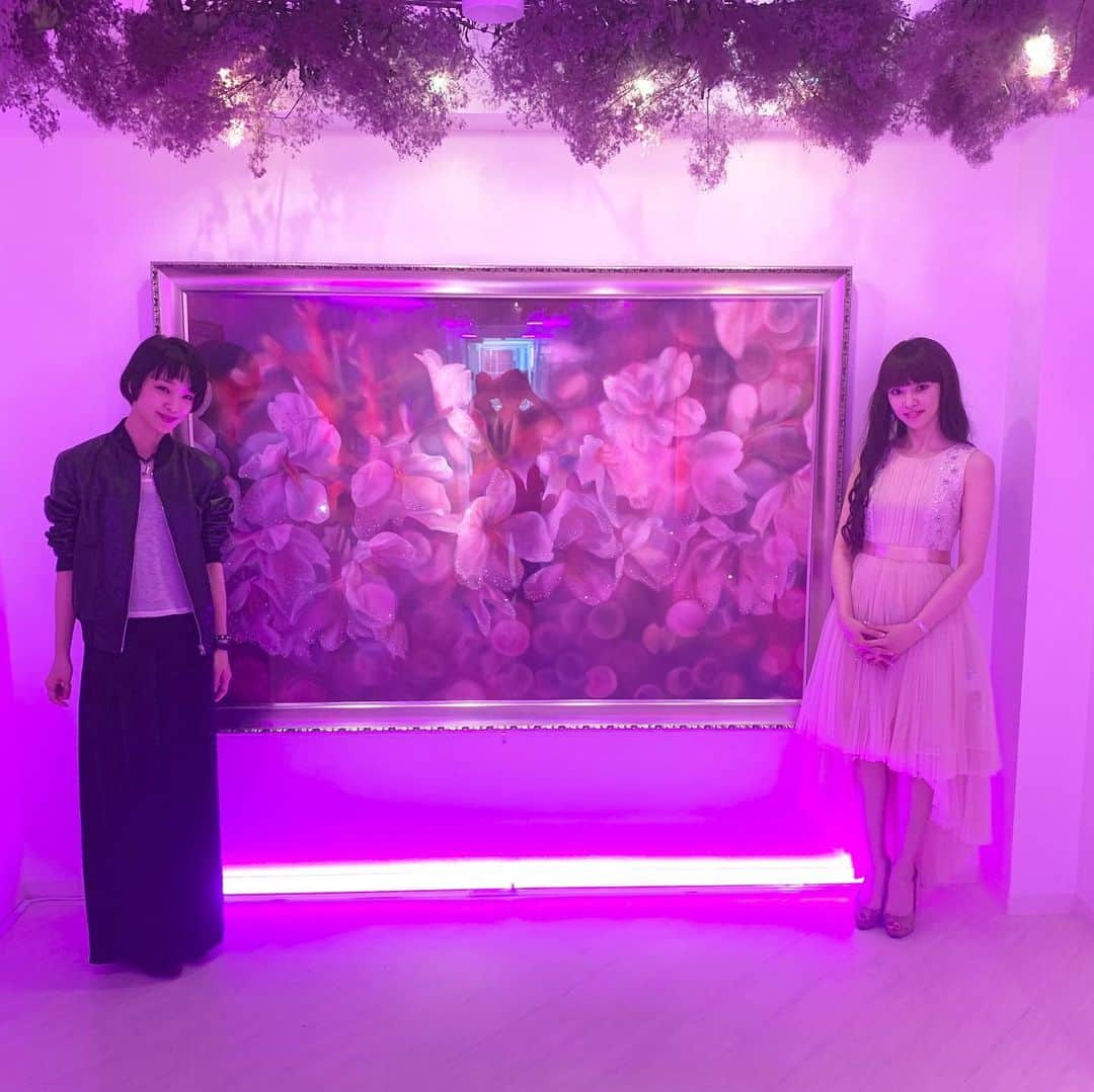 松下萌子さんのインスタグラム写真 - (松下萌子Instagram)「個展［秘花］ 無事に終わりました。 本当に本当に毎日毎日、沢山の方が来てくれて 涙が出そうな程嬉しかったです。 ［秘花］に織り込んだ想い。 それはまた、ゆっくり描きたいと思います。 本当に沢山の方々が来てくれて、沢山写真も載せたいのですが （facebookの方にはチラホラ載せております） https://www.facebook.com/moecochalkart  最終日は、事務所の後輩 @ayame_goriki_official  可愛すぎる彩芽ちゃんも来てくれて😭💕💕 一緒にレッスン受けてたのが懐かしい。変わらず可愛くて優しい、本当に良い子❣️ まだ、終わった気がしませんが ゆっくりゆっくり感じていこうと思います。  皆様、お力添え有難うございました。 どうやってお礼しよう… #moecochalkart #drawing  #art  #japan  #japanese #artist #moeco #チョークアート #チョーク #アート #tokyo #picture  #絵 #artist #黒板 #japaneseartist #アーティスト #blackboard #handmade #art_overnight #초크아트 #drawing_expression #workshop #艶画 #松下萌子 #chalkart  #arthubmedia #チョークアーティスト #秘花 #hibana #剛力彩芽」7月7日 9時42分 - moecochalkartonly