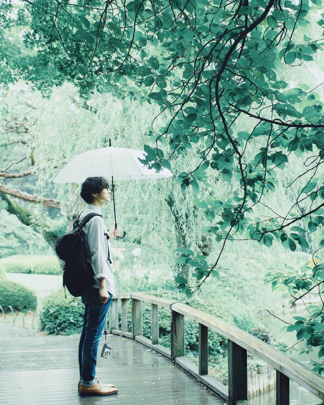 国分真央さんのインスタグラム写真 - (国分真央Instagram)「. 雨が降っている時に 一緒にいた人って 言葉を沢山交わさなくても なんとなく分かり合える様な そんな空気の重なりが好きです。  きっと降っている水分の中に 優しさとかが混ざってるんだと思う。」7月7日 9時43分 - mao_kokubu