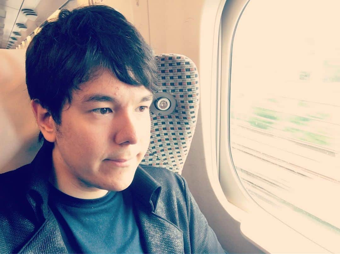 金子三勇士さんのインスタグラム写真 - (金子三勇士Instagram)「Good morning #selfie #onboard the #nozomi #shinkansen #新幹線 #のぞみ号 #おはようございます #東海道新幹線 #旅人 #ピアノ #ピアニスト #金子三勇士 #セルフィー #車内 #日曜日 #コンサート #Pianist #MiyujiKaneko #SteinwayArtist #ontour #concert #musician #superexpress #goodmorning」7月7日 9時57分 - miyujikaneko_official