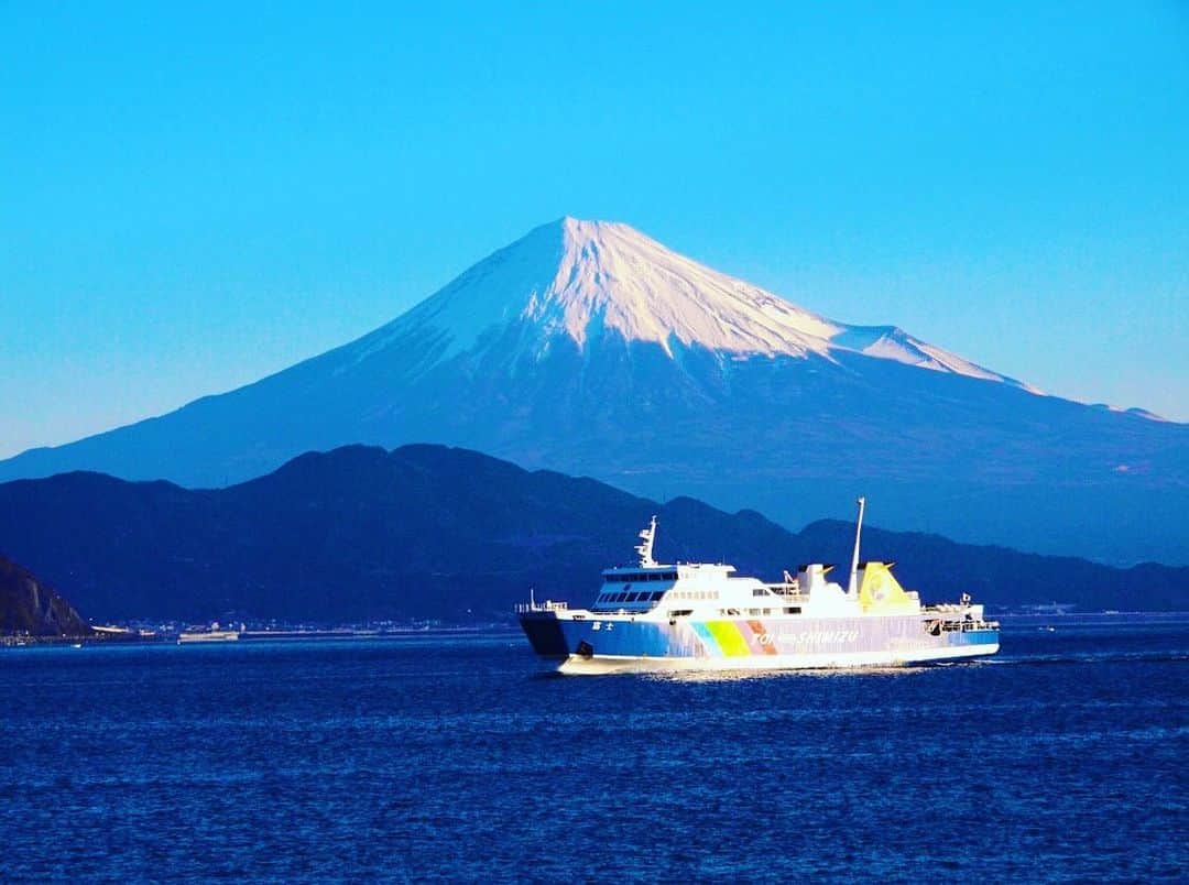 ～IRORIダイニング～ゆとりろ西伊豆のインスタグラム：「優雅にクルージング旅行はいかがですか . 清水港⇔土肥港を運航する「駿河湾フェリー」最大の魅力は、富士山と駿河湾が広がる180°の絶景です。 朝から夜まで「1日4便」運航しておりますが、中でも夕刻がおススメです。日本一の夕日といわれる「西伊豆の夕日」を壮大なスケールのもとお楽しみいただけます。 . 乗船時間はわずか70分。片道2,260円とお手頃価格でご利用いただけます。車は船内に収容可能、通常・車では2時間程度かかる距離が約50分も時短になります♪ プラスチック素材の一般シートに［500円］プラスしていただくと、ラウンジ付・ベロア素材の特別シートにご変更いただけます。 . 旅先だけでなく移動時間も優雅に、クルージングをご堪能ください。 【土肥港⇔当館】🚘5分 . . #伊豆 #西伊豆 #ゆとりろ西伊豆 #旅行 #旅行好きな人と繋がりたい #温泉 #家族旅行 #土肥 #海 #ビーチ #japan #izu #travel #ship #sea #onsen #sunset #beach #summer #2019 #クルージング #cruising #instagood #beach #beautiful」