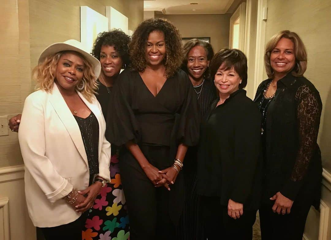 ミシェル・オバマさんのインスタグラム写真 - (ミシェル・オバマInstagram)「Hey, #EssenceFest! I brought a few of my girlfriends with me to New Orleans and we can't wait to join you tonight in the Superdome. Who's ready?!」7月7日 9時59分 - michelleobama