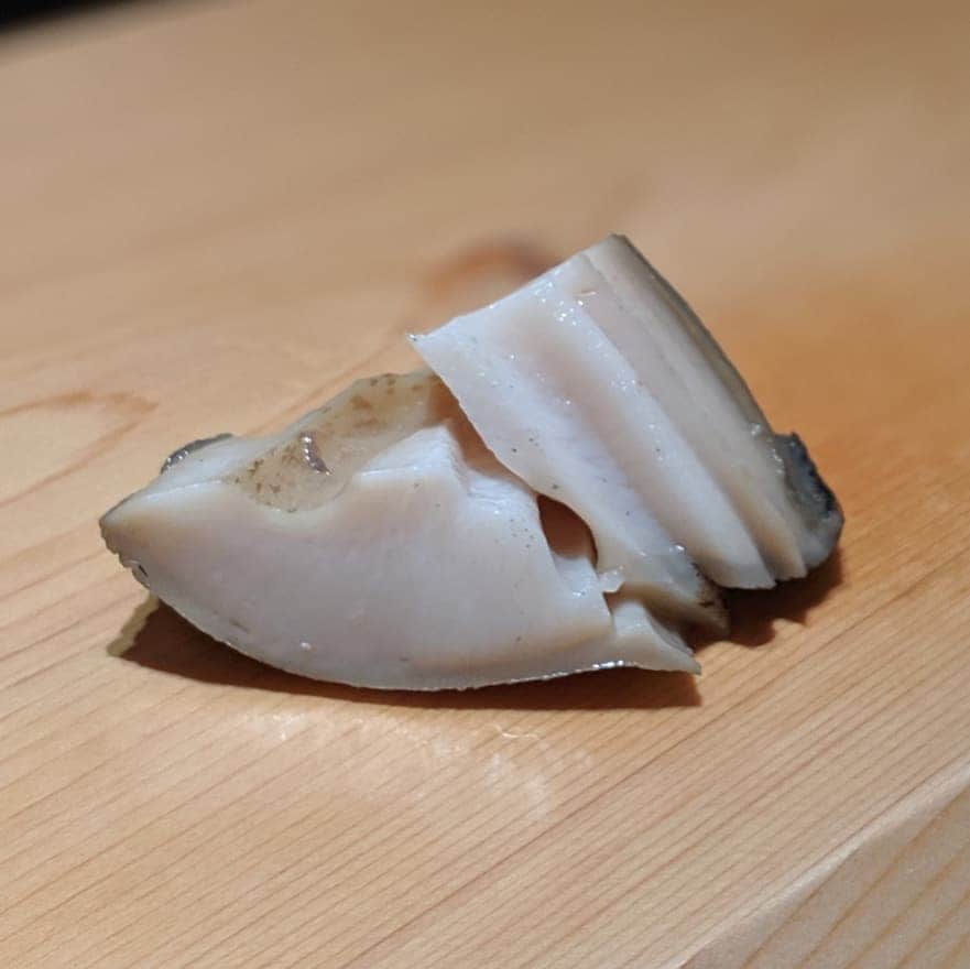 Masayasu Moritaのインスタグラム：「#鮑 #あわび #アワビ #abalone #すが弥 #麻布グルメ #tokyo #東京 #鮨 #もりたま飯 #foodie #foodgasm #foodphotography #foodstagram #美食 #delicious #tasty #instafood #グルメ #food #yummy #foodporn #デリスタグラマー #グルメな人と繋がりたい #寿司好きな人と繋がりたい」