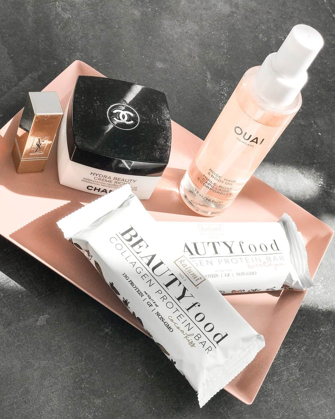 Chrissy Blairのインスタグラム：「Designer skin by @kalumibeauty @chanel and @OUAI #beautyyoueat #designerbeauty #skincare」