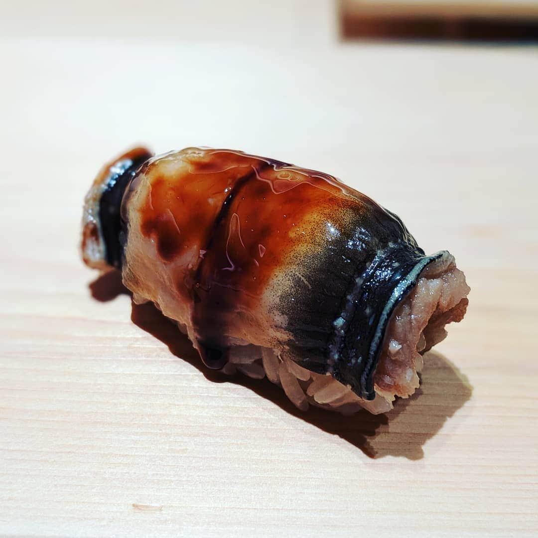 Masayasu Moritaのインスタグラム：「#穴子 #握り #anago #sushi #すが弥 #麻布グルメ #tokyo #東京 #鮨 #もりたま飯 #foodie #foodgasm #foodphotography #foodstagram #美食 #delicious #tasty #instafood #グルメ #food #yummy #foodporn #デリスタグラマー #グルメな人と繋がりたい #寿司好きな人と繋がりたい」