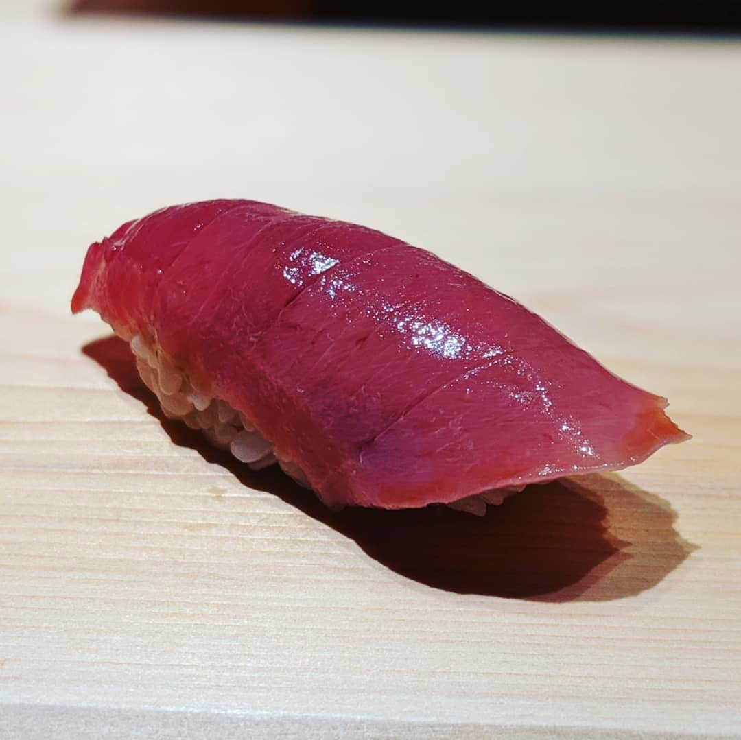 Masayasu Moritaのインスタグラム：「#鮪 #まぐろ #マグロ #握り #tuna #maguro #sushi #すが弥 #麻布グルメ #tokyo #東京 #鮨 #もりたま飯 #foodie #foodgasm #foodphotography #foodstagram #美食 #delicious #tasty #instafood #グルメ #food #yummy #foodporn #デリスタグラマー #グルメな人と繋がりたい #寿司好きな人と繋がりたい」