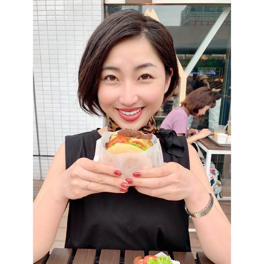 芦田美歩さんのインスタグラム写真 - (芦田美歩Instagram)「.﻿ .﻿ .﻿ もぐもぐもぐもぐ昨日も今日も明日ももぐ活🔅﻿ ﻿ たま〜に無性に食べたくなるジャンクフード！﻿ ﻿ 昨日はそのたまにの日でした🍟🍔﻿ ﻿ シェイクシャックはホルモン剤フリーのビーフを100％使った肉肉しいパティにモチモチなバンズがとっても美味しくて大好き！﻿ .﻿ .﻿ .﻿ ﻿#みふのもぐもぐ日記 #ジャンクフード万歳 #shakeshack #シェイクシャック #ホルモン剤フリー #安心安全 #夜ご飯はサラダ #と #赤身のお肉 #調整が大切 #運動もしなければ #万年ダイエッター #頑張れ自分」7月7日 10時10分 - a.mifu_cial