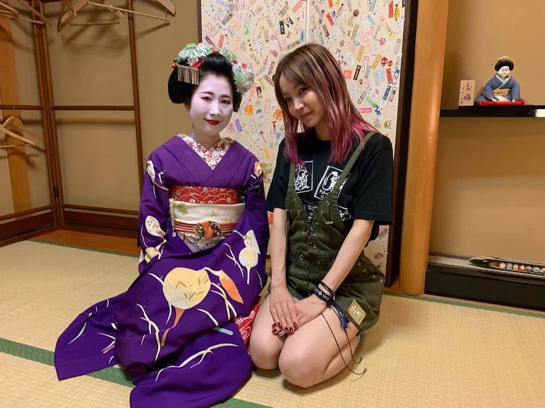 LiSAさんのインスタグラム写真 - (LiSAInstagram)「京都ありがとうございましたっ🏮花の都。 菜乃葉様に、たくさん遊んでいただいて、手の揃え方、お辞儀の仕方、学ばせていただきました☻楽しかった。素晴らしかった☻女性らしさ。楽しかったどすぅ。 photo by @kamiiisaka  #舞妓 #さん #京都 #祇園 #日本 #とらとら #金比羅船々 #お座敷遊び」7月7日 10時13分 - xlisa_olivex