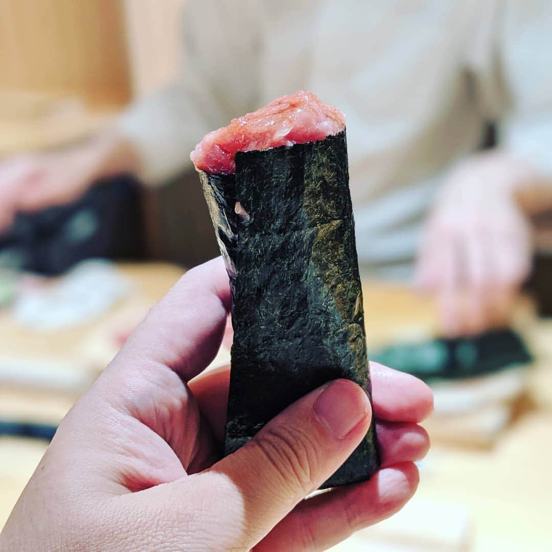 Masayasu Moritaのインスタグラム：「#鮪 #まぐろ #マグロ #巻物 #tuna #maguro #sushi #すが弥 #麻布グルメ #tokyo #東京 #鮨 #roll #もりたま飯 #foodie #foodgasm #foodphotography #foodstagram #美食 #delicious #tasty #instafood #グルメ #food #yummy #foodporn #デリスタグラマー #グルメな人と繋がりたい #寿司好きな人と繋がりたい」