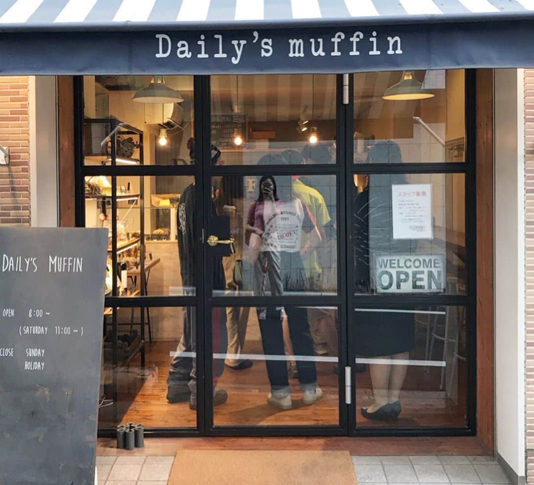 二宮綾海さんのインスタグラム写真 - (二宮綾海Instagram)「🥧🥧🥧 〝daily's muffin〟  地元で愛されるマフィン屋さんのマフィン。 マフィン専門店だから、 沢山種類があるんだけど、  特に我が家の人気者は、 オレオマフィンとおかずマフィンのトマト&ベーコン🍅。 食事にも、 デザートにも、 どちらも楽しめるマフィン屋さんです♡  #デイリーズマフィン #マフィン#マフィン専門店 #おかずマフィン#オレオマフィン #东京#松饼#蛋糕#下午茶#dailysmuffin #muffin#cake#tokyo」7月7日 10時17分 - a36umi