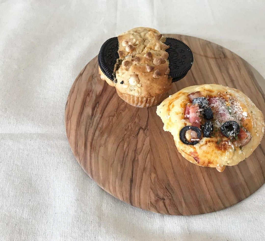 二宮綾海さんのインスタグラム写真 - (二宮綾海Instagram)「🥧🥧🥧 〝daily's muffin〟  地元で愛されるマフィン屋さんのマフィン。 マフィン専門店だから、 沢山種類があるんだけど、  特に我が家の人気者は、 オレオマフィンとおかずマフィンのトマト&ベーコン🍅。 食事にも、 デザートにも、 どちらも楽しめるマフィン屋さんです♡  #デイリーズマフィン #マフィン#マフィン専門店 #おかずマフィン#オレオマフィン #东京#松饼#蛋糕#下午茶#dailysmuffin #muffin#cake#tokyo」7月7日 10時17分 - a36umi