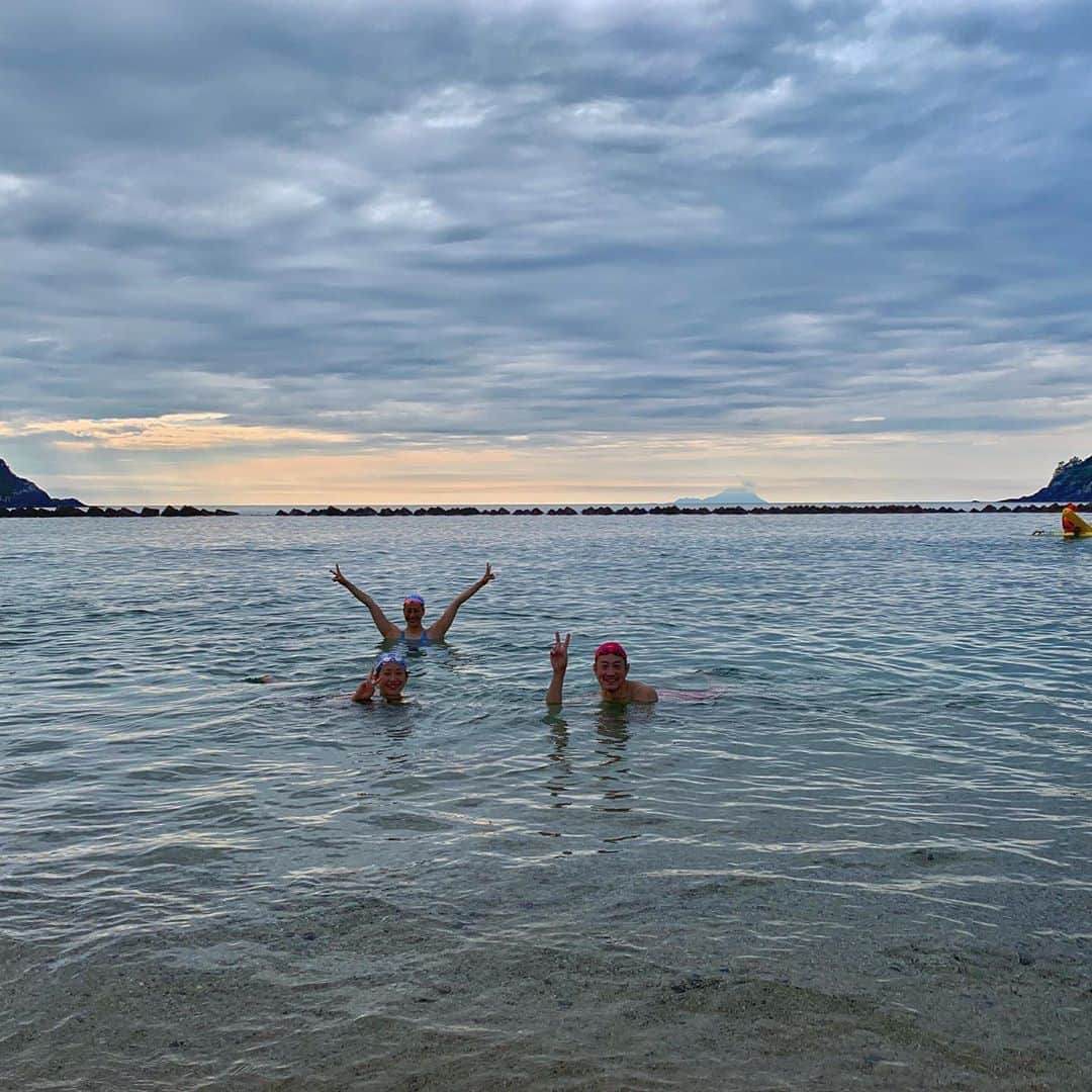 寺川綾さんのインスタグラム写真 - (寺川綾Instagram)「屋久島オープンウォータースイミング2019🌊 今年もこの大会の親善大使として、参加者の皆さんと素晴らしいひと時を過ごさせて頂きました。 お天気は☁️、雨も降ることなく、暑すぎる事もなく、最高のコンディションでした。 今回私は、200mチャレンジレース、1キロの部、そして最後は急遽リレーにも参加し、ヘトヘトでフィニッシュ🏊‍♀️💦 久しぶりに泳いでいて腹筋が痛くなりました😂 今年も素敵な皆さんと一緒にこの大会に参加できたこと、とても嬉しく思います。 ご協力いただいた皆様、本当にありがとうございました。 #屋久島 #屋久島オープンウォーター2019 #親善大使 #プレ大会含めると8回目 #来年は同じ場所で国体開催 #人が温かい #またよろしくお願いします🙌  #ありがとうございました🙏」7月7日 10時23分 - terakawaaya_official